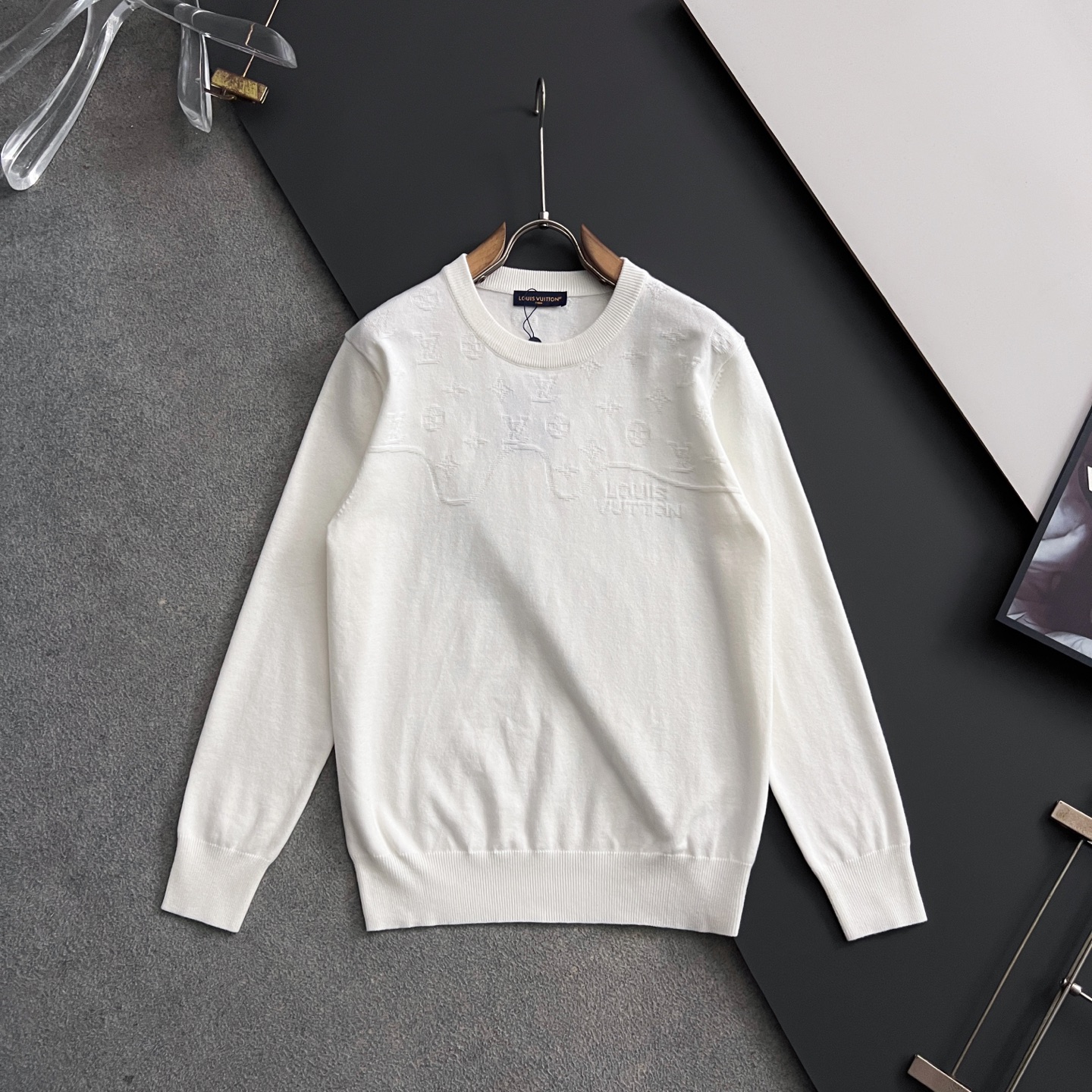 NO:573269,) 1V*·2025 sweaters, the latest styles for autumn and winter!  High-quality Italian imported fabrics, high-density knitting, versatile sweaters, and shirts are all very handsome!  Logo!  It is more durable and less prone to deformation. It has an excellent fit and can be easily held in various styles. It is also a type that needs to be adjusted according to the fit of the fabric!  The classic fashion decoration that is sought after every year has become popular all over the world!  Size M-3XL,,sweaters,shirts,alexander wang19860909）1V*·2025款毛衣,秋冬最新款！高品质意大利进口面料,高密度针织,百搭毛衣,内搭衬衫都帅气十足！Logo标志！更耐穿更加不易变形,版型极好,各种风格都能轻松HOLD住,冲着版型面料也要收的类型！年年被追捧的经典时尚装饰已经风靡全球！码数M-3XL,,sweaters,shirts,alexander wang,Men's clothing