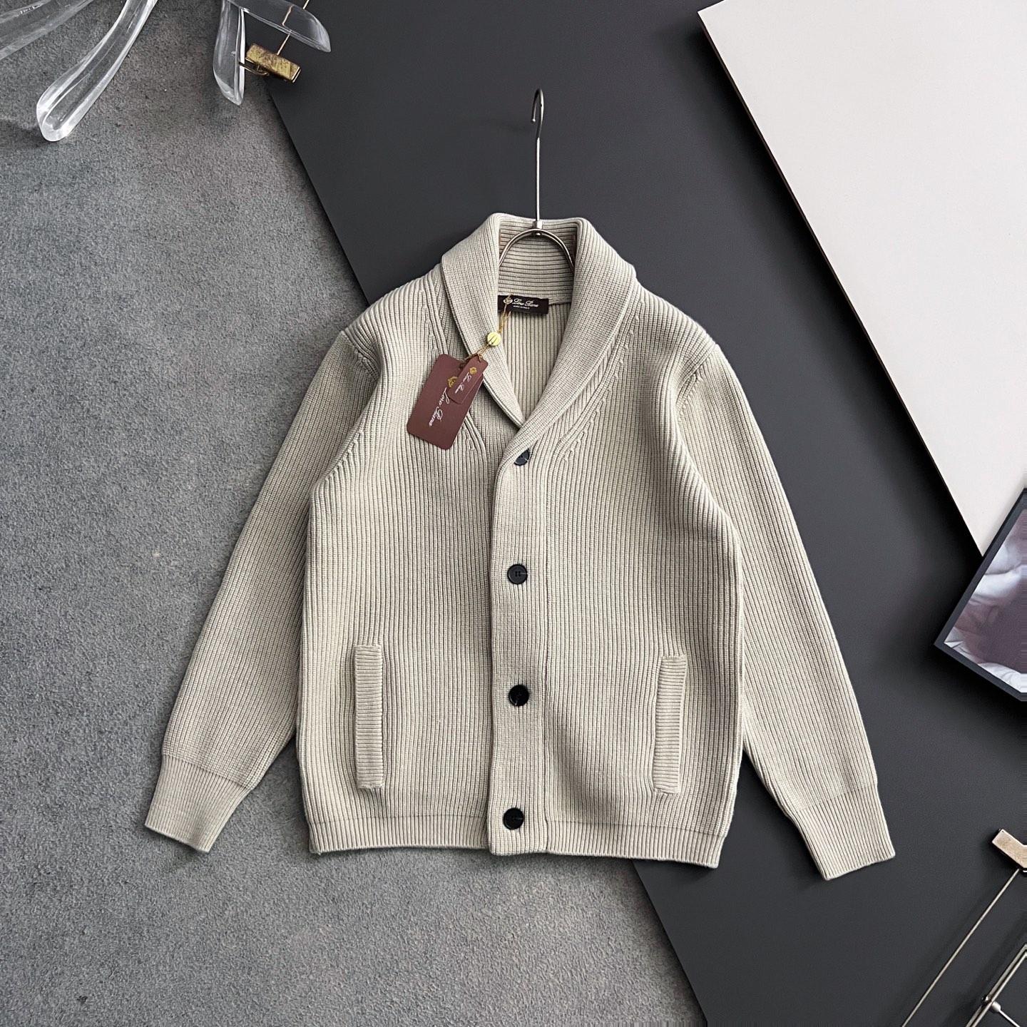 NO:573252,) LP's new autumn and winter high-weight knitted wool cardigan for men and women, designed with color matching logo stripes!  Crochet logo stripe decoration, classic color crochet design!  This sweater is made of imported knitted wool!  The fabric feels thick and has a certain sense of weight. It has a soft and dense terry texture. It is breathable and skin-friendly and comfortable to wear. The color is beautiful, eye-catching and fashionable. The unique pattern will definitely make you stand out in the crowd!  Casual cut design!  The upper body effect is age-reducing and versatile. Sizes M-2XL M bust 51-53 shoulder width 45-47 dress length 67 sleeve length 59 L bust 53-55 shoulder width 47-49 dress length 69 sleeve length 60 XL bust 55-57 shoulder width 49-51 dress length 71 sleeve length 61 2XL bust 57-59 shoulder width 51-53  Dress length 73, sleeve length 62,,loro piana,sweaters,alexander wang19860909）LP秋冬新款男女同款高克重针织羊毛开衫,配色标识条纹工艺设计！钩织标识条纹修饰,设计经典配色钩织设计！此款毛衣甄选客供进口针织羊毛材质！面料手感偏厚实,有一定的自重感,柔软绵密的毛圈肌理,贴身穿着透气亲肤舒适,色彩靓丽、吸睛时髦度爆棚,与众不同的图案绝对可以让你在人群中出彩万分！休闲版型裁剪设计！上身效果减龄又百搭. 尺码M-2XL M胸围51-53 肩宽45-47 衣长67袖长59 L胸围53-55 肩宽47-49 衣长69袖长60 XL胸围55-57 肩宽49-51 衣长71袖长61 2XL胸围57-59 肩宽51-53 衣长73袖长62,,loro piana,sweaters,alexander wang,Men's clothing