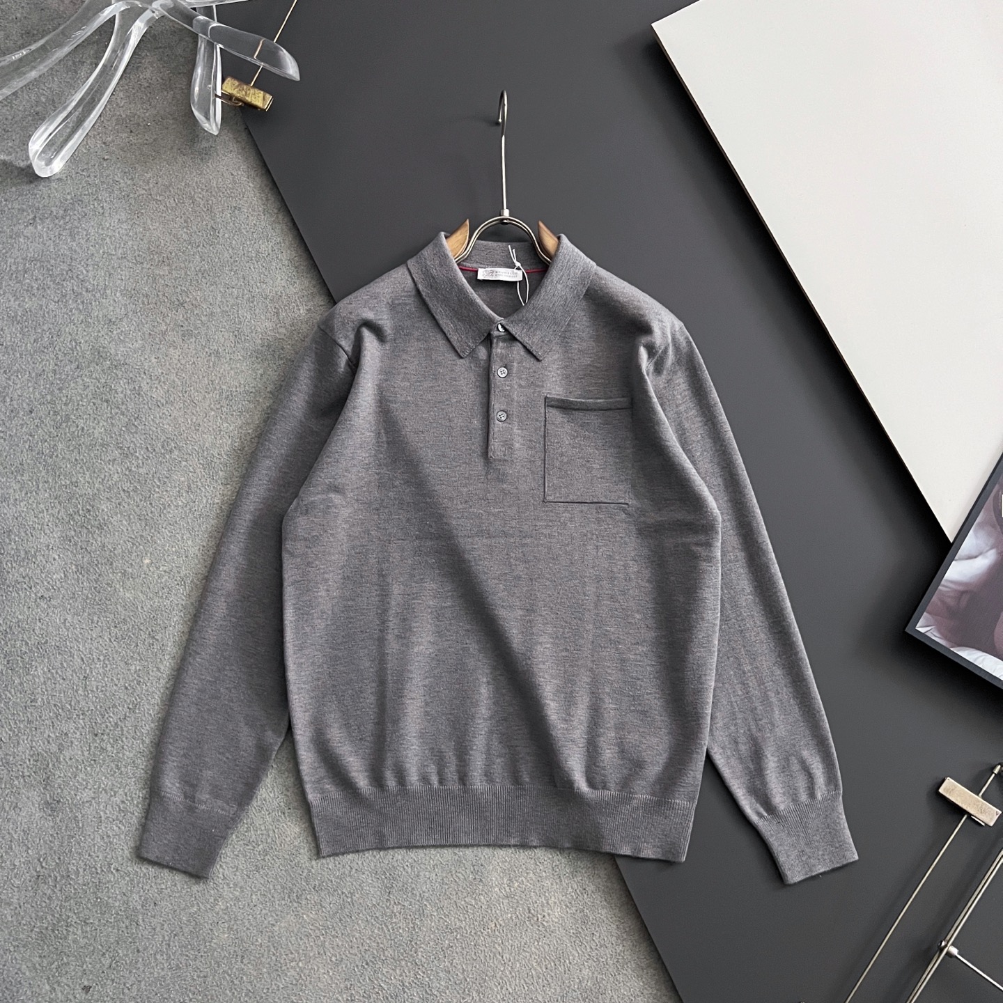 NO:573255,) BC*·25FW autumn and winter bottoming lapel sweater!  High-quality Italian imported fabrics, high-density knitting, versatile sweaters, and shirts are all very handsome!  Logo!  It is more durable and less prone to deformation. It has an excellent fit and can be easily held in various styles. It is also a type that needs to be adjusted according to the fit of the fabric!  The classic fashion decoration that is sought after every year has become popular all over the world!  Size M-3XL M bust 53 shoulder width 44 length 70 sleeve length 62 L bust 55 shoulder width 46 length 72 sleeve length 63 XL bust 57 shoulder width 48 length 74 sleeve length 64 2XL bust 59 shoulder width 50 length 76 sleeve length 65 3XL bust 61 shoulder width 52 length 77  Sleeve length 66,,sweaters,shirts,alexander wang19860909）BC*·25FW秋冬打底翻领毛衣！高品质意大利进口面料,高密度针织,百搭毛衣,内搭衬衫都帅气十足！Logo标志！更耐穿更加不易变形,版型极好,各种风格都能轻松HOLD住,冲着版型面料也要收的类型！年年被追捧的经典时尚装饰已经风靡全球！码数M-3XL M胸围53 肩宽44 衣长70 袖长62 L胸围55 肩宽46 衣长72 袖长63 XL胸围57 肩宽48 衣长74 袖长64 2XL胸围59 肩宽50 衣长76 袖长65 3XL胸围61 肩宽52 衣长77 袖长66,,sweaters,shirts,alexander wang,Men's clothing