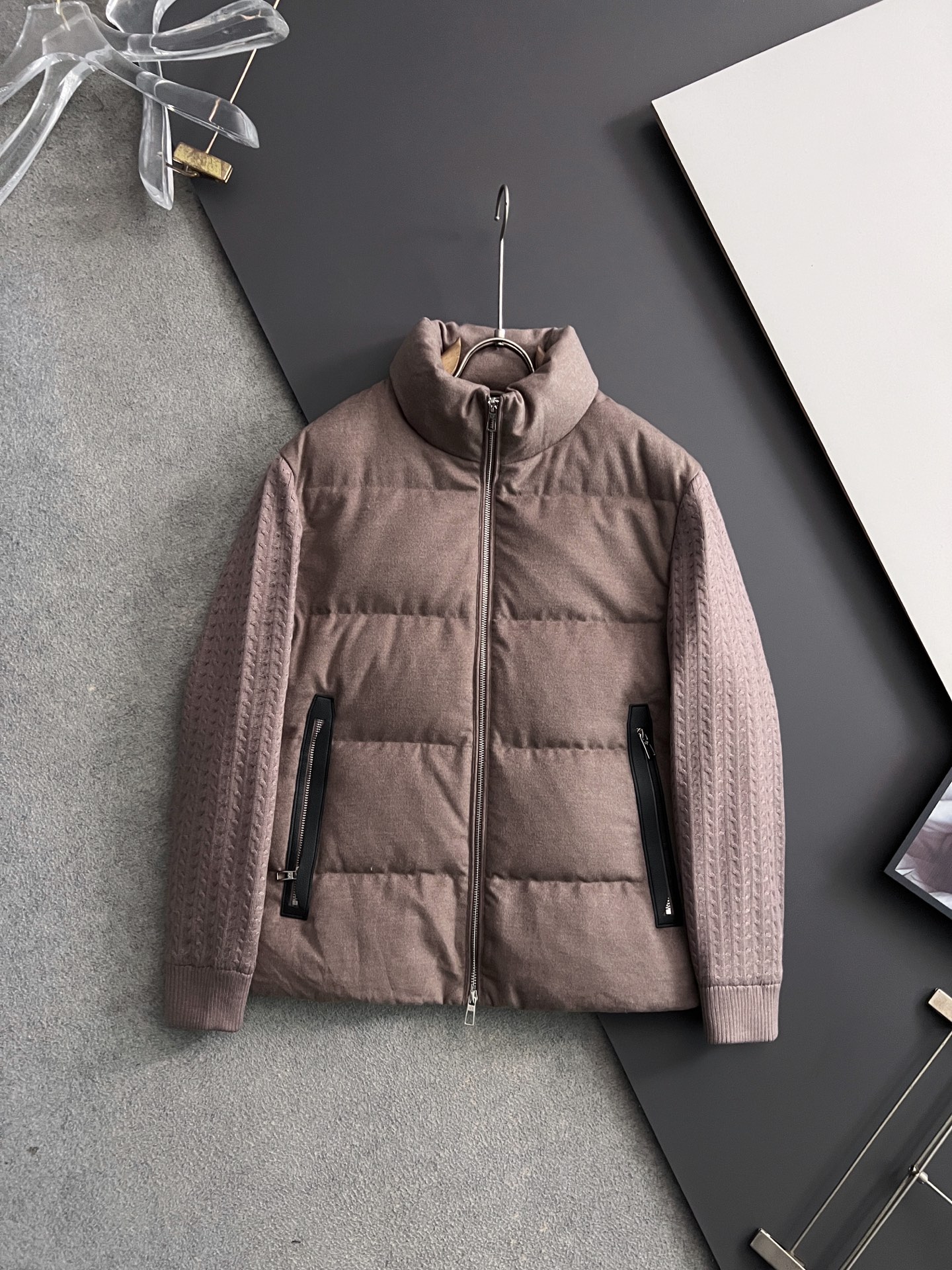 lp🆕*🌟2025FW秋冬新款# 羽绒服# lp🆕最新官*款，別致独特针织袖设计，超经典定制级混纺面料，