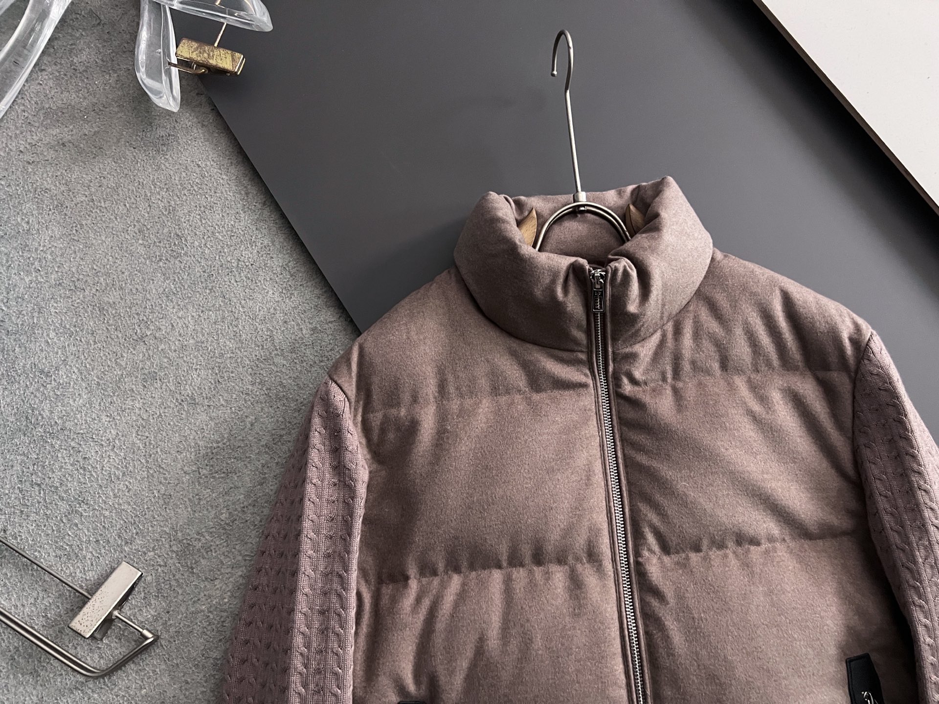 lp🆕*🌟2025FW秋冬新款# 羽绒服# lp🆕最新官*款，別致独特针织袖设计，超经典定制级混纺面料，