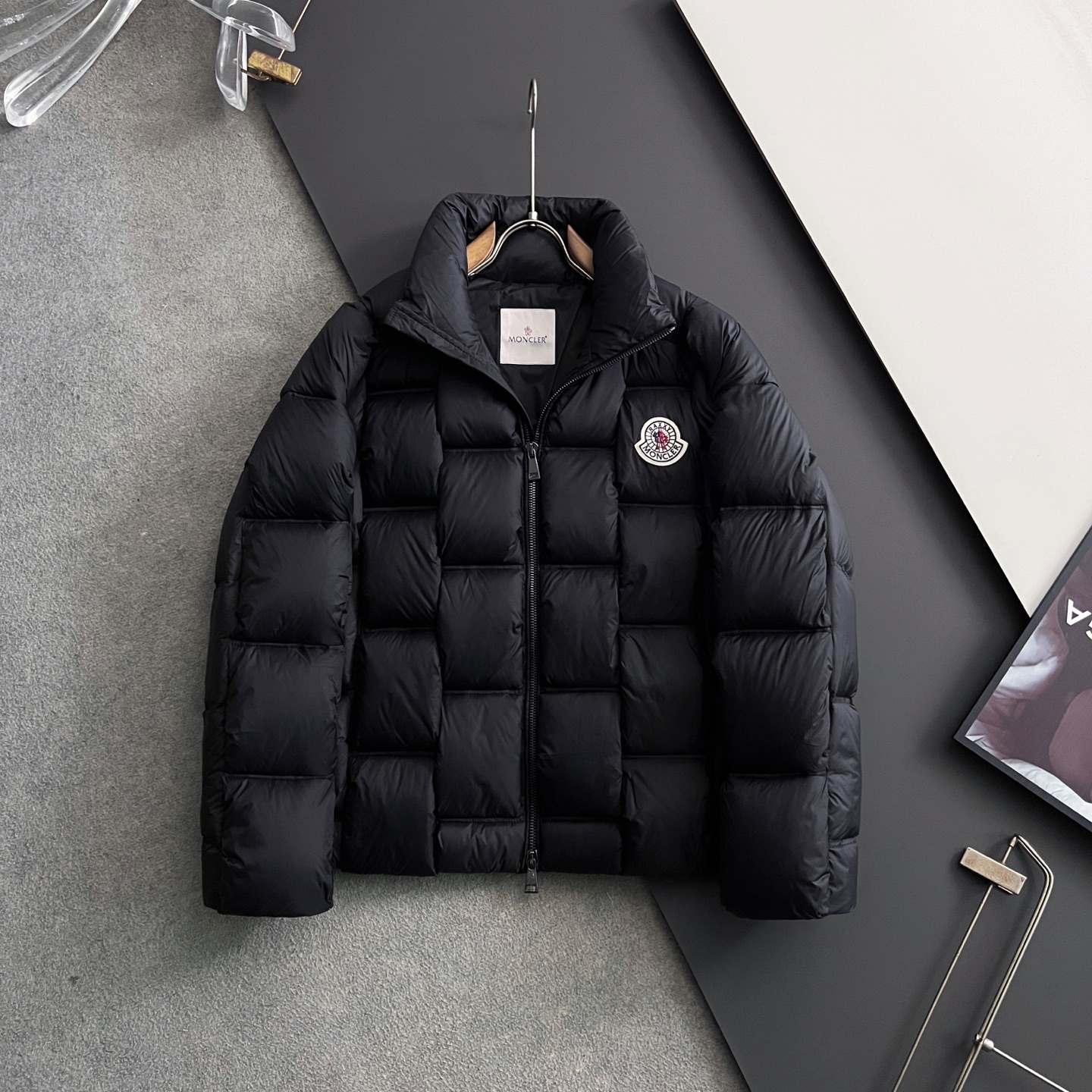 NO:610261,Mon (goose down) popular tofu block official website 2025 autumn and winter new down jacket. This is known as the most high-end down jacket, all 95 down, complete with three standards and a classic logo combination. The first sight is full of visual impact, better thermal performance, light and not heavy, and the loft recovery after compression is good, and it can gather heat and lock in temperature!  Personalized color matching design, fresh and energetic!  There are too many versions circulating in the market. In addition to the different fabrics and workmanship, the biggest difference is that the filling is not goose down at all but feather silk or velvet, etc., and it is not easy to distinguish for those who don’t understand. In addition, the fabrics and workmanship are definitely not of the same level. In short, look for us and you will never go astray. All the exclusive full colors are purchased from genuine development. If you understand the quality of our down jackets, you can safely recommend it with your eyes closed. The three standards are complete!  Uniform series for men and women!  Size 48-56,,down jacket,alexander wang19860909Mon（鹅绒）爆款豆腐块 官网款2025秋冬新款羽绒服.这款号称羽绒服届最高端的,全部95绒的三标齐全带着经典的Logo组合搭配,第一眼看到就是满满的视觉冲击,保暖性能更出色,轻便不厚重,且压缩后的蓬松度恢复性好,聚热锁温！个性的拼色设计,清新有活力！市面流通的版本实在太多了,除了面料做工不同外,最大的区别就是填充物根本不是鹅绒而是羽丝或手感绒等等,而不懂的根本不容易区分.另外面料和做工也绝对不是一个级别,总之认准我们,让你绝对不跑偏,独家全色全部购入正版开发,懂我们家羽绒服质量的,完全可以放心闭眼推.三标齐全！男女同款系列！码数48-56,,down jacket,alexander wang,Men's clothing