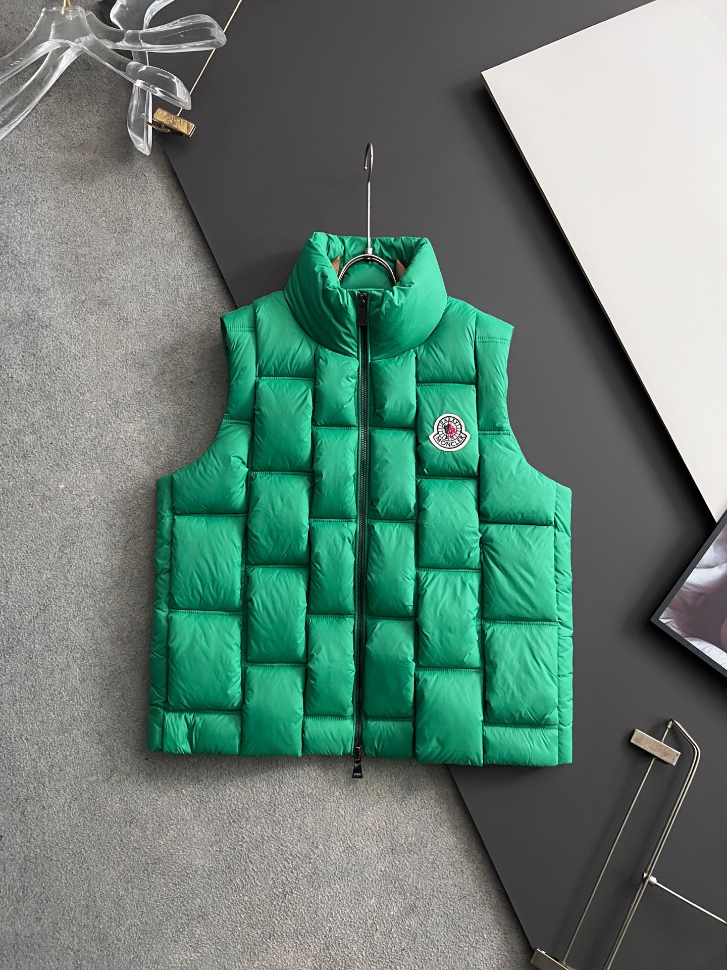 NO:610265,Mon (goose down) popular mahjong official website 2025 autumn and winter new down jacket. This is known as the most high-end down jacket, all 90 down, complete with three standards and a classic logo combination. The first sight is a full visual impact, better thermal performance, light and not heavy, and the loft recovery after compression is good, and it can gather heat and lock in temperature!  Personalized color matching design, fresh and energetic!  There are too many versions circulating in the market. In addition to the different fabrics and workmanship, the biggest difference is that the filling is not goose down at all but feather silk or velvet, etc., and it is not easy to distinguish for those who don’t understand. In addition, the fabrics and workmanship are definitely not of the same level. In short, look for us and you will never go astray. All the exclusive full colors are purchased from genuine development. If you understand the quality of our down jackets, you can safely recommend it with your eyes closed. The three standards are complete!  Uniform series for men and women!  Code number 01234,,down jacket,alexander wang19860909Mon（鹅绒）爆款麻将 官网款2025秋冬新款羽绒服.这款号称羽绒服届最高端的,全部90绒的三标齐全带着经典的Logo组合搭配,第一眼看到就是满满的视觉冲击,保暖性能更出色,轻便不厚重,且压缩后的蓬松度恢复性好,聚热锁温！个性的拼色设计,清新有活力！市面流通的版本实在太多了,除了面料做工不同外,最大的区别就是填充物根本不是鹅绒而是羽丝或手感绒等等,而不懂的根本不容易区分.另外面料和做工也绝对不是一个级别,总之认准我们,让你绝对不跑偏,独家全色全部购入正版开发,懂我们家羽绒服质量的,完全可以放心闭眼推.三标齐全！男女同款系列！码数01234,,down jacket,alexander wang,Men's clothing