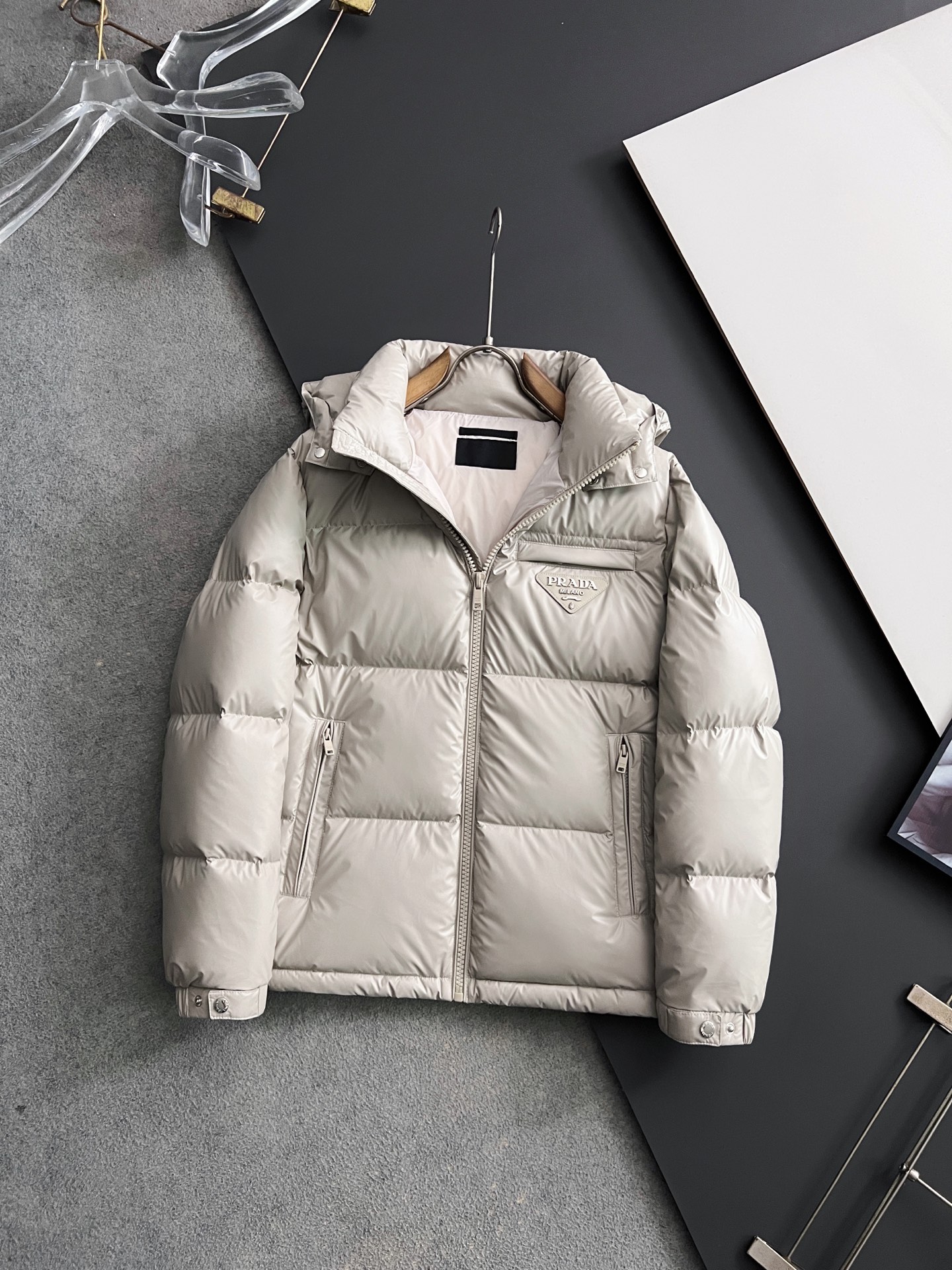 NO:655063,Prad*'s new hooded design down jacket (goose down) is made of shiny nylon fabric, with a classic printed design logo on the chest, and is filled with comfortable goose down and goose feathers. It presents a loose fit. Ingredient content: outer layer: polyamide*, lining: polyamide, filling: goose down, goose down; velvet content: 90%, filling: polyester fiber, *at least 70% of the main materials of this boutique come from renewable components  Down jackets from European and American fashion brands, top-quality original imported fabrics, purchased from luxury brands, fashionable and casual styles, exquisite, elegant, intellectual and comfortable, a top luxury product not to be missed!  Size 48-56,,prada,jackets & coats,down jacket,hats,alexander wang19860909Prad*新款连帽设计羽绒服（鹅绒）选用亮泽尼龙面料打造,胸前经典印花设计logo,充盈填充舒适的鹅绒和鹅毛.呈现宽松版型,成分含量:外层:聚酰胺*,内衬:聚酰胺,填充:鹅绒,鹅毛;绒子含量90,填衬:聚酯纤维,*此件精品的主要材料中至少70来自可再生成分 欧美时尚大牌羽绒外套,顶级原版进口面料,奢侈大牌代购,时尚潮流休闲版型,精致优雅知性舒适,不可错过的顶奢精品！ 尺码48-56,,prada,jackets & coats,down jacket,hats,alexander wang,Men's clothing