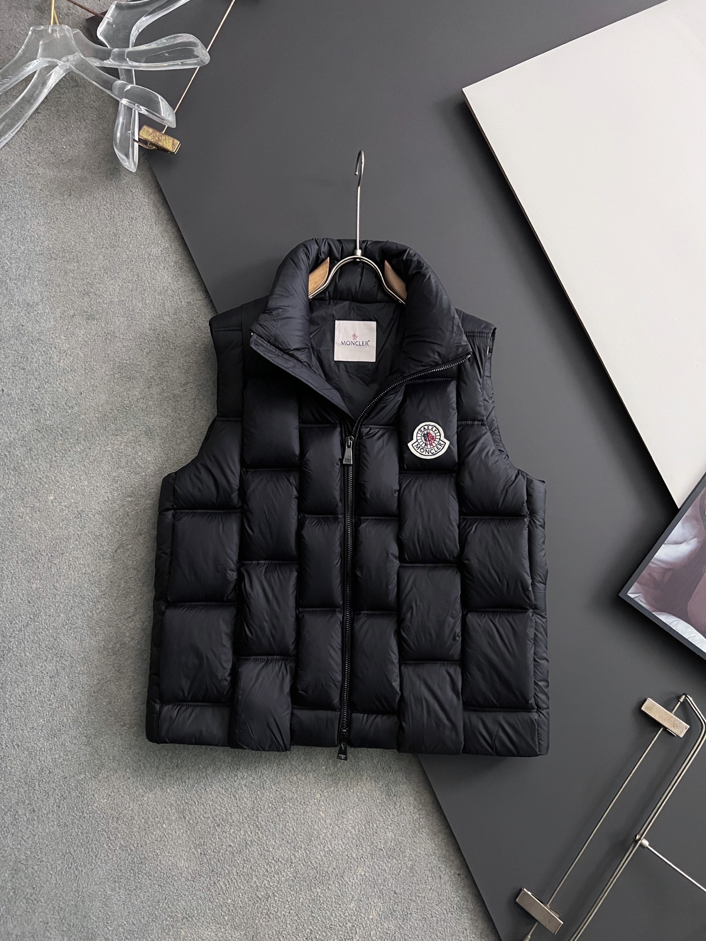 NO:655084,) Mon (goose down) popular mahjong official website 2025 autumn and winter new down jacket. This is known as the most high-end down jacket in the world, all 90 down, complete with three standards and a classic logo combination. The first sight is full of visual impact, better thermal performance, light and not heavy, and the loft recovery after compression is good, and it can gather heat and lock in temperature!  Personalized color matching design, fresh and energetic!  There are too many versions circulating in the market. In addition to the different fabrics and workmanship, the biggest difference is that the filling is not goose down at all but feather silk or velvet, etc., and it is not easy to distinguish for those who don’t understand. In addition, the fabrics and workmanship are definitely not of the same level. In short, look for us and you will never go astray. All the exclusive full colors are purchased from genuine development. If you understand the quality of our down jackets, you can safely recommend it with your eyes closed. The three standards are complete!  Uniform series for men and women!  Code number 01234,,down jacket,alexander wang19860909）Mon（鹅绒）爆款麻将 官网款2025秋冬新款羽绒服.这款号称羽绒服届最高端的,全部90绒的三标齐全带着经典的Logo组合搭配,第一眼看到就是满满的视觉冲击,保暖性能更出色,轻便不厚重,且压缩后的蓬松度恢复性好,聚热锁温！个性的拼色设计,清新有活力！市面流通的版本实在太多了,除了面料做工不同外,最大的区别就是填充物根本不是鹅绒而是羽丝或手感绒等等,而不懂的根本不容易区分.另外面料和做工也绝对不是一个级别,总之认准我们,让你绝对不跑偏,独家全色全部购入正版开发,懂我们家羽绒服质量的,完全可以放心闭眼推.三标齐全！男女同款系列！码数01234,,down jacket,alexander wang,Men's clothing