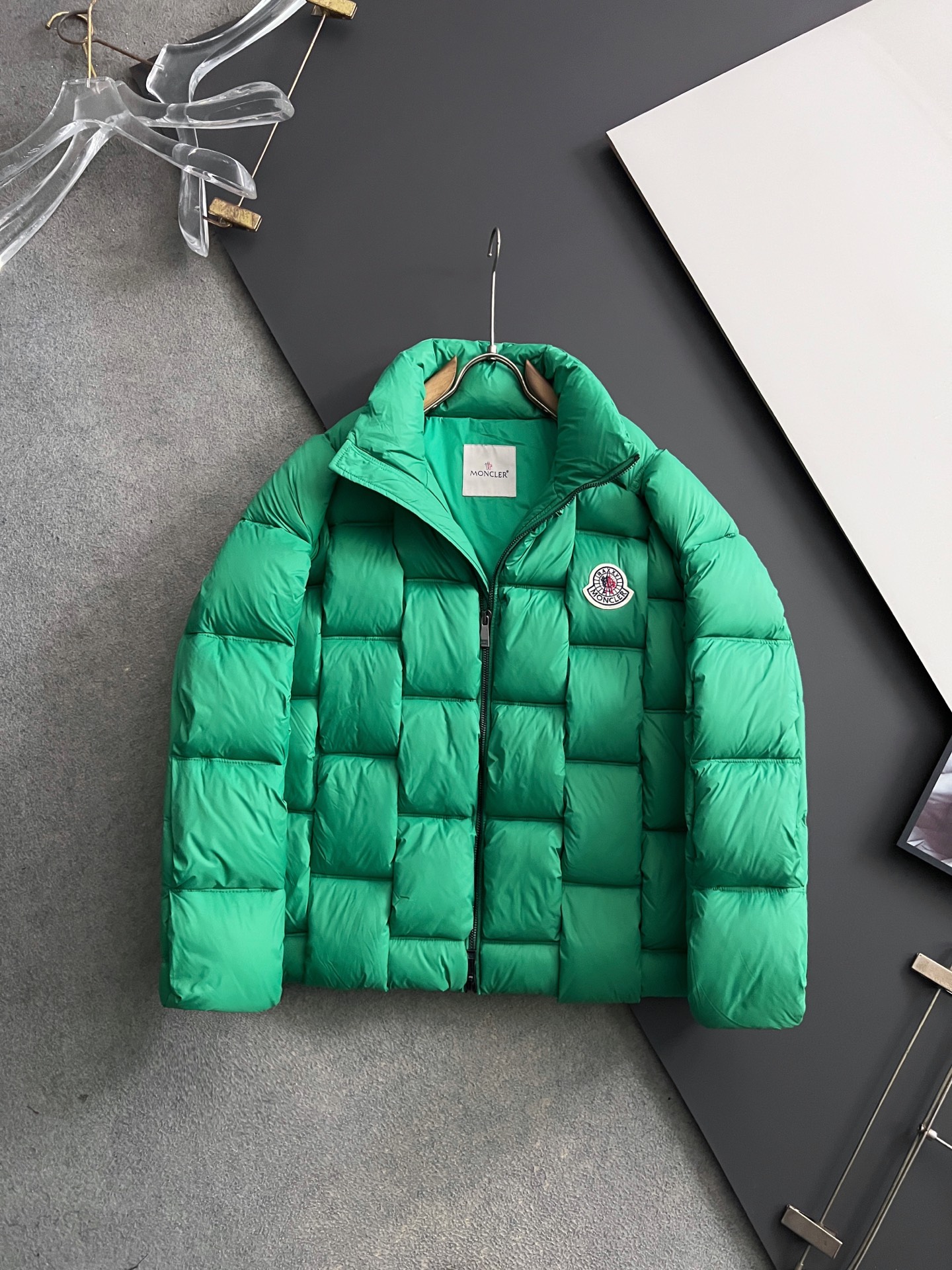 NO:655078,Mon (goose down) popular tofu block official website 2025 autumn and winter new down jacket. This is known as the most high-end down jacket, all 95 down, complete with three standards and a classic logo combination. The first sight is full of visual impact, better thermal performance, light and not heavy, and the loft recovery after compression is good, and it can gather heat and lock in temperature!  Personalized color matching design, fresh and energetic!  There are too many versions circulating in the market. In addition to the different fabrics and workmanship, the biggest difference is that the filling is not goose down at all but feather silk or velvet, etc., and it is not easy to distinguish for those who don’t understand. In addition, the fabrics and workmanship are definitely not of the same level. In short, look for us and you will never go astray. All the exclusive full colors are purchased from genuine development. If you understand the quality of our down jackets, you can safely recommend it with your eyes closed. The three standards are complete!  Uniform series for men and women!  Size 48-56,,down jacket,alexander wang19860909Mon（鹅绒）爆款豆腐块 官网款2025秋冬新款羽绒服.这款号称羽绒服届最高端的,全部95绒的三标齐全带着经典的Logo组合搭配,第一眼看到就是满满的视觉冲击,保暖性能更出色,轻便不厚重,且压缩后的蓬松度恢复性好,聚热锁温！个性的拼色设计,清新有活力！市面流通的版本实在太多了,除了面料做工不同外,最大的区别就是填充物根本不是鹅绒而是羽丝或手感绒等等,而不懂的根本不容易区分.另外面料和做工也绝对不是一个级别,总之认准我们,让你绝对不跑偏,独家全色全部购入正版开发,懂我们家羽绒服质量的,完全可以放心闭眼推.三标齐全！男女同款系列！码数48-56,,down jacket,alexander wang,Men's clothing