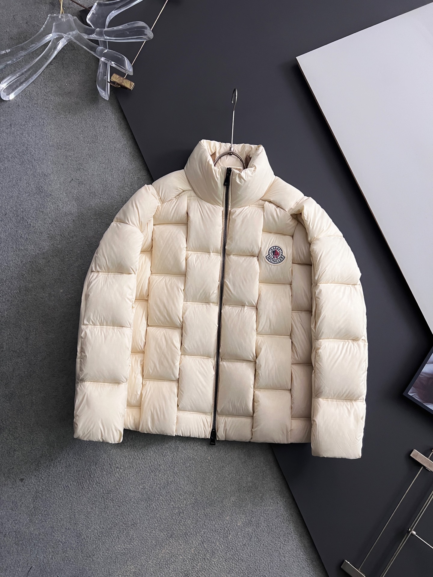 NO:655072,Mon (goose down) popular tofu block official website 2025 autumn and winter new down jacket. This is known as the most high-end down jacket, all 95 down, complete with three standards and a classic logo combination. The first sight is full of visual impact, better thermal performance, light and not heavy, and the loft recovery after compression is good, and it can gather heat and lock in temperature!  Personalized color matching design, fresh and energetic!  There are too many versions circulating in the market. In addition to the different fabrics and workmanship, the biggest difference is that the filling is not goose down at all but feather silk or velvet, etc., and it is not easy to distinguish for those who don’t understand. In addition, the fabrics and workmanship are definitely not of the same level. In short, look for us and you will never go astray. All the exclusive full colors are purchased from genuine development. If you understand the quality of our down jackets, you can safely recommend it with your eyes closed. The three standards are complete!  Uniform series for men and women!  Size 48-56,,down jacket,alexander wang19860909Mon（鹅绒）爆款豆腐块 官网款2025秋冬新款羽绒服.这款号称羽绒服届最高端的,全部95绒的三标齐全带着经典的Logo组合搭配,第一眼看到就是满满的视觉冲击,保暖性能更出色,轻便不厚重,且压缩后的蓬松度恢复性好,聚热锁温！个性的拼色设计,清新有活力！市面流通的版本实在太多了,除了面料做工不同外,最大的区别就是填充物根本不是鹅绒而是羽丝或手感绒等等,而不懂的根本不容易区分.另外面料和做工也绝对不是一个级别,总之认准我们,让你绝对不跑偏,独家全色全部购入正版开发,懂我们家羽绒服质量的,完全可以放心闭眼推.三标齐全！男女同款系列！码数48-56,,down jacket,alexander wang,Men's clothing