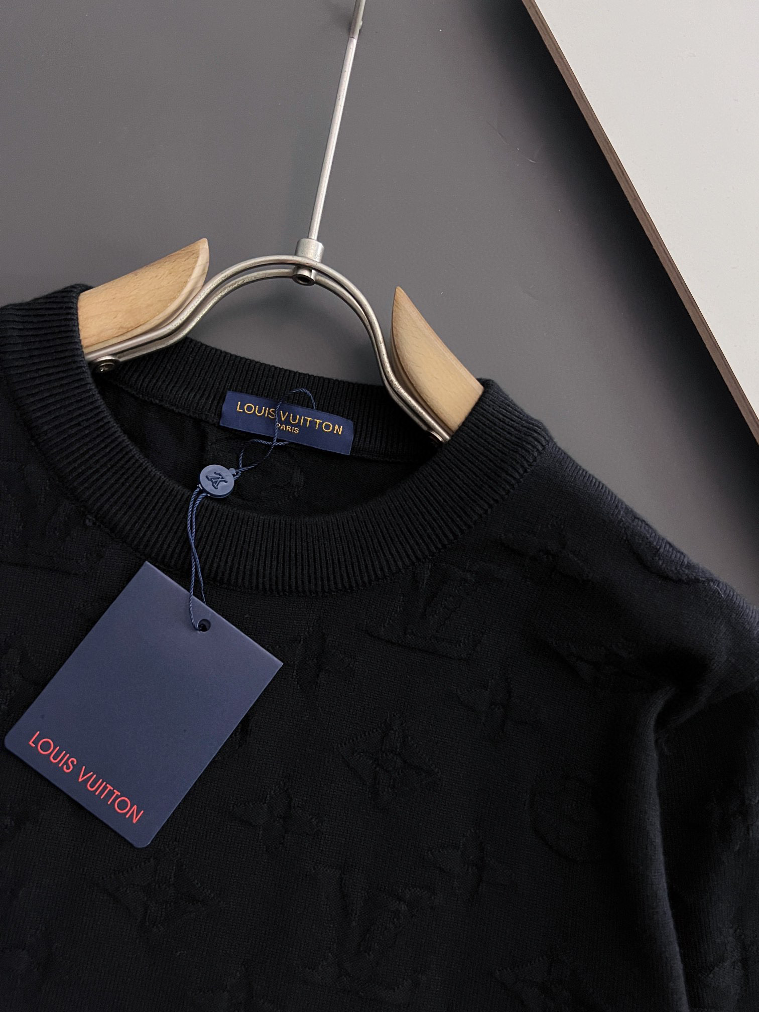 ）1V🌟高品质意大利进口面料，高密度针织，百搭毛衣，内搭衬衫都帅气十足！Logo标志！更耐穿更加不易变形