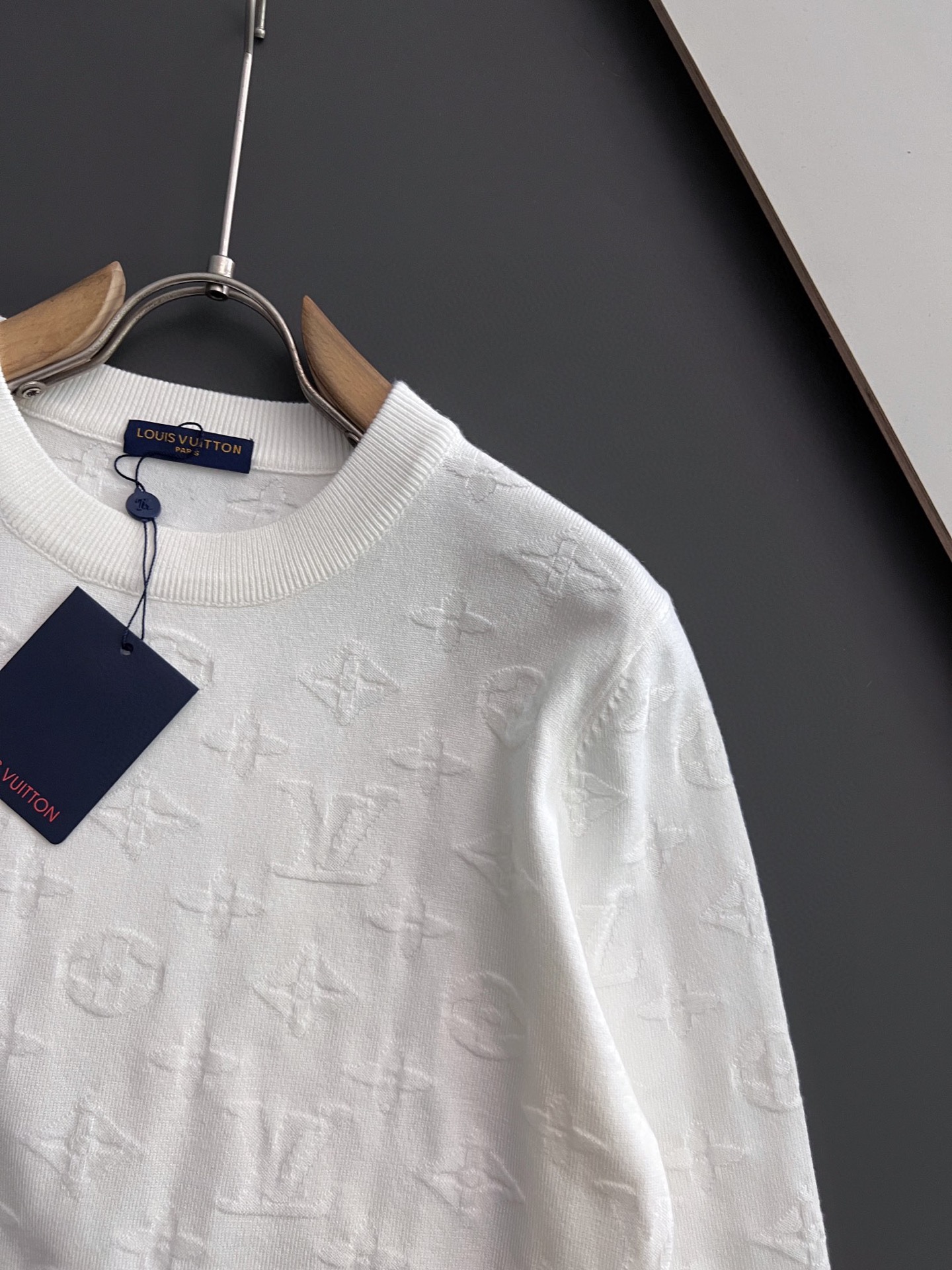 ）1V🌟高品质意大利进口面料，高密度针织，百搭毛衣，内搭衬衫都帅气十足！Logo标志！更耐穿更加不易变形