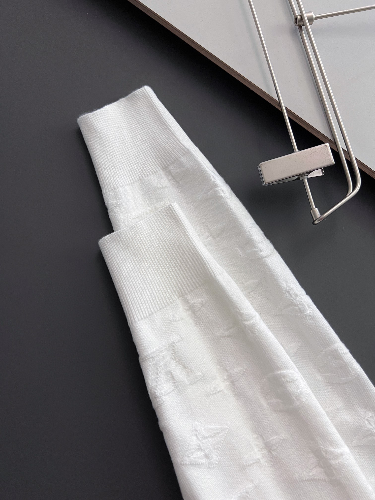 ）1V🌟高品质意大利进口面料，高密度针织，百搭毛衣，内搭衬衫都帅气十足！Logo标志！更耐穿更加不易变形