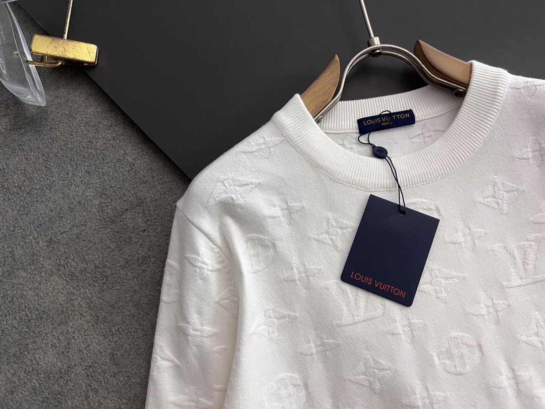 ）1V🌟高品质意大利进口面料，高密度针织，百搭毛衣，内搭衬衫都帅气十足！Logo标志！更耐穿更加不易变形