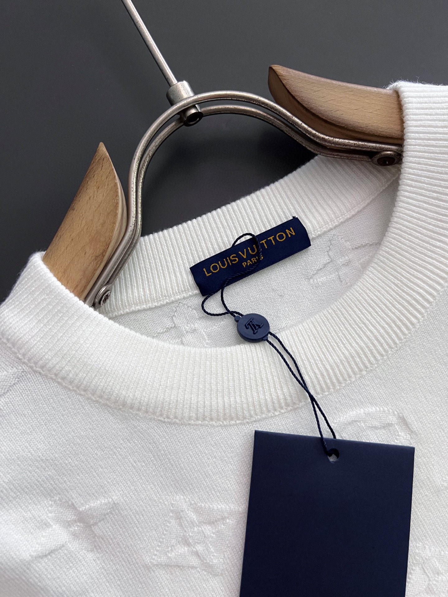 ）1V🌟高品质意大利进口面料，高密度针织，百搭毛衣，内搭衬衫都帅气十足！Logo标志！更耐穿更加不易变形