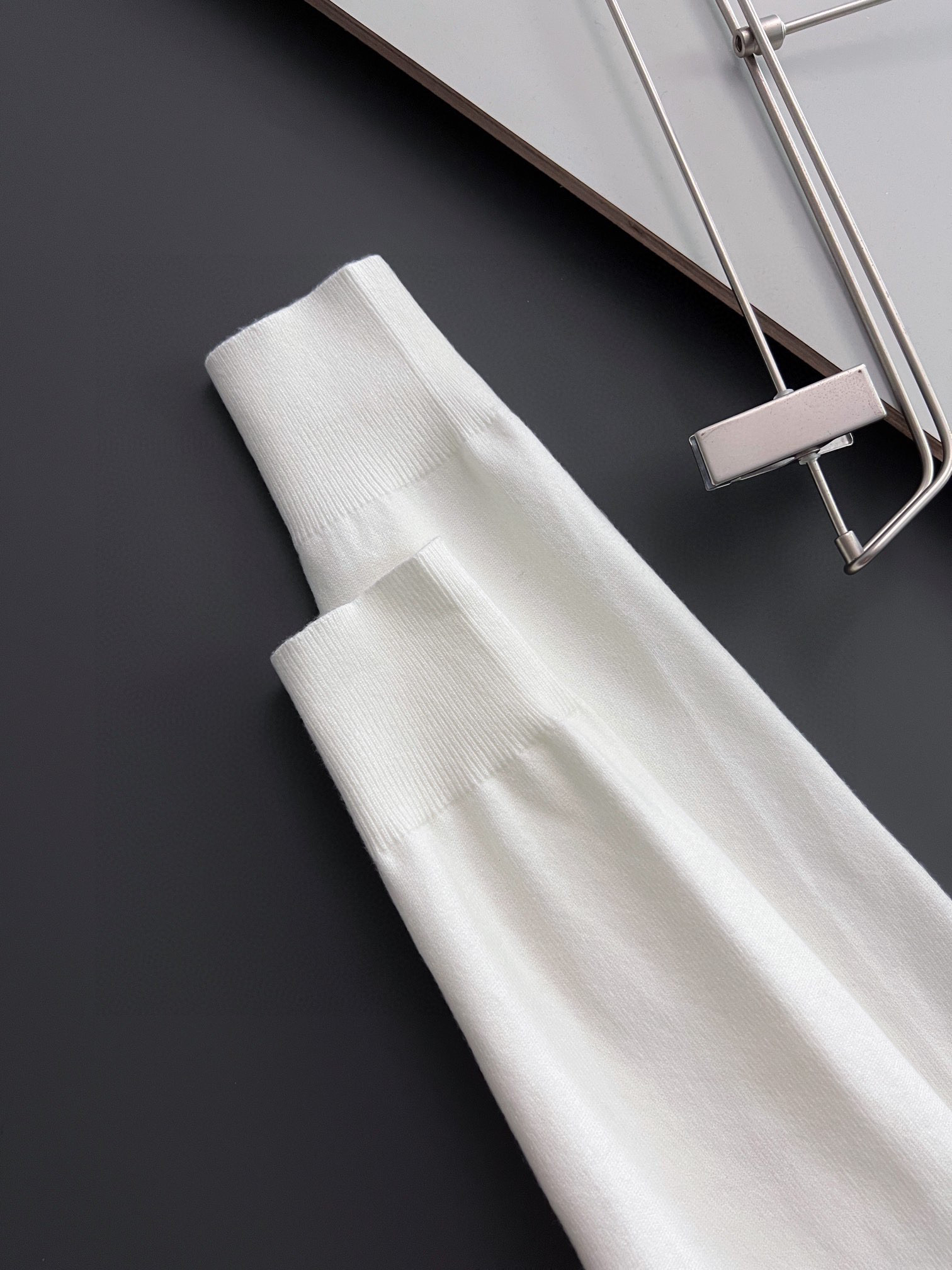 ）1V🌟高品质意大利进口面料，高密度针织，百搭毛衣，内搭衬衫都帅气十足！Logo标志！更耐穿更加不易变形