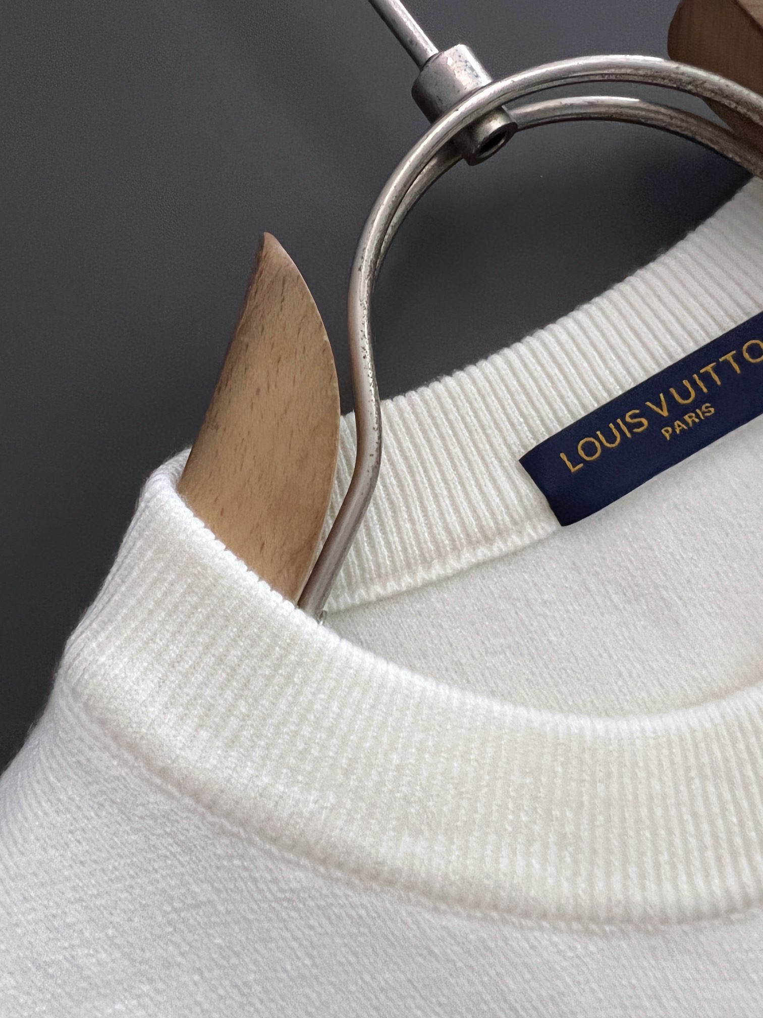 ）1V🌟高品质意大利进口面料，高密度针织，百搭毛衣，内搭衬衫都帅气十足！Logo标志！更耐穿更加不易变形