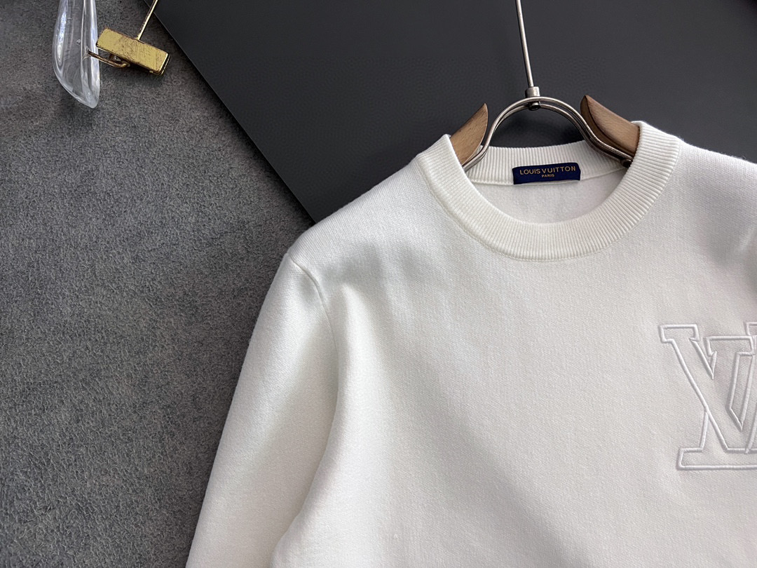 ）1V🌟高品质意大利进口面料，高密度针织，百搭毛衣，内搭衬衫都帅气十足！Logo标志！更耐穿更加不易变形