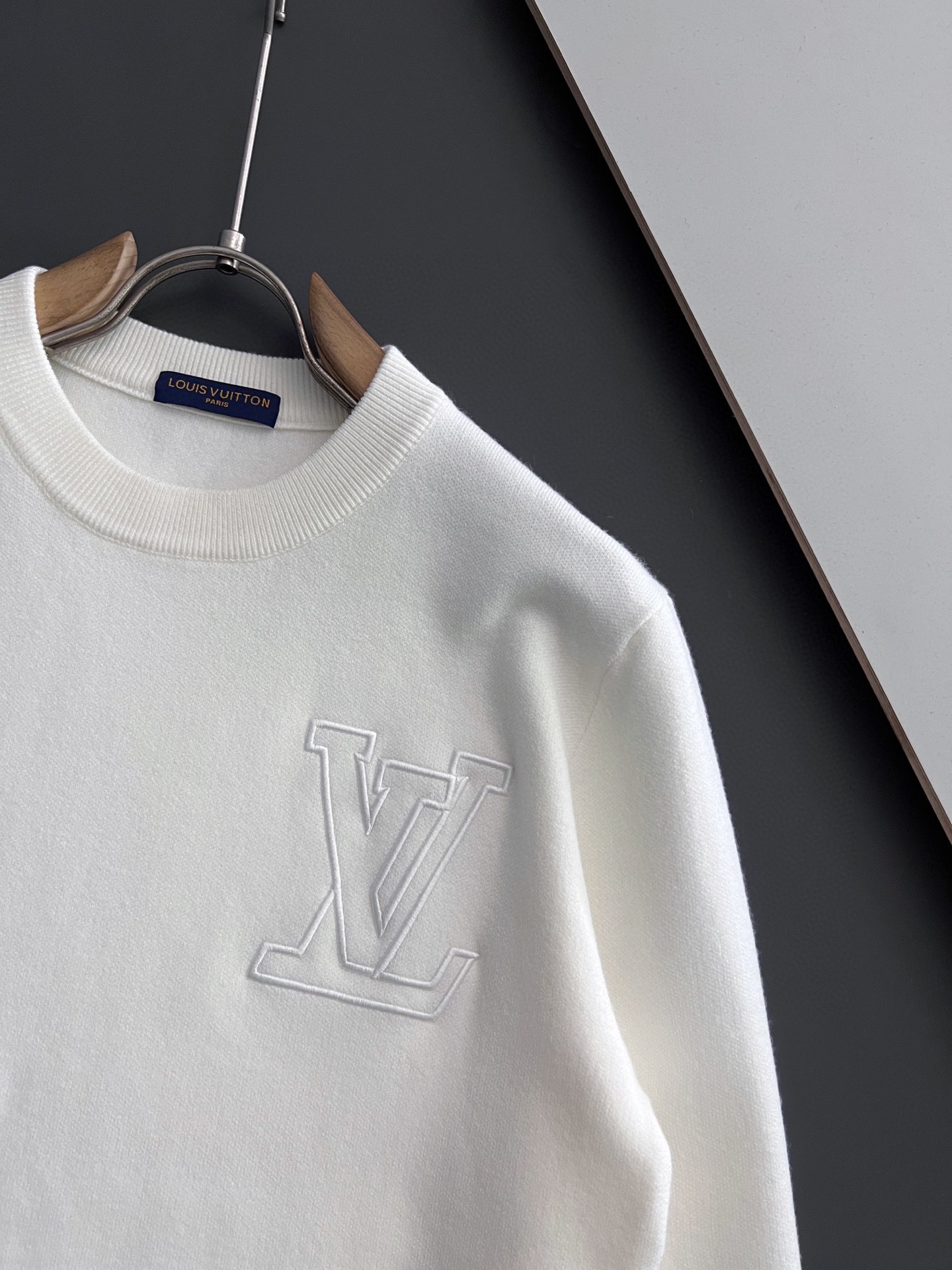 ）1V🌟高品质意大利进口面料，高密度针织，百搭毛衣，内搭衬衫都帅气十足！Logo标志！更耐穿更加不易变形