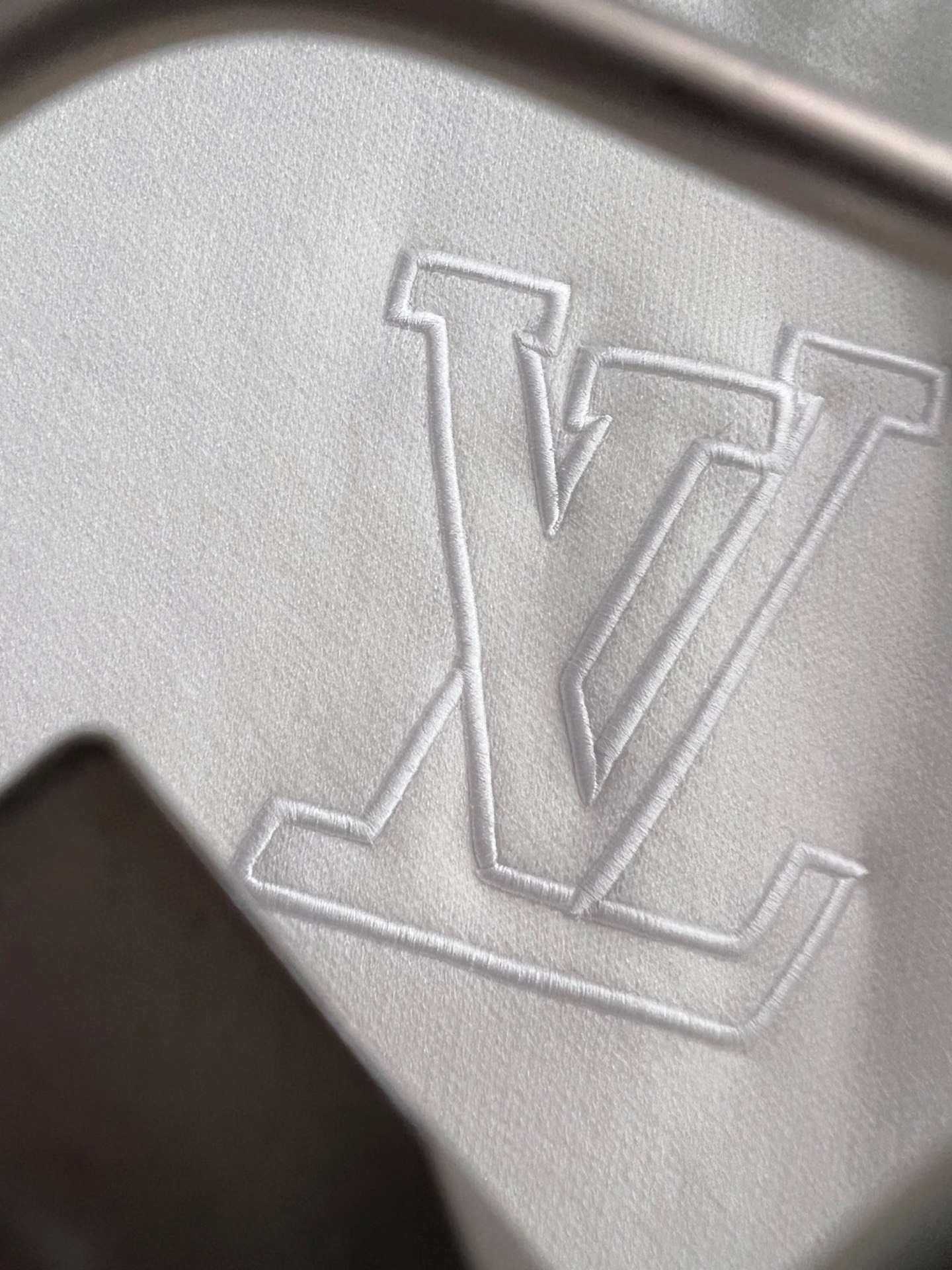 ）1V🌟高品质意大利进口面料，高密度针织，百搭毛衣，内搭衬衫都帅气十足！Logo标志！更耐穿更加不易变形