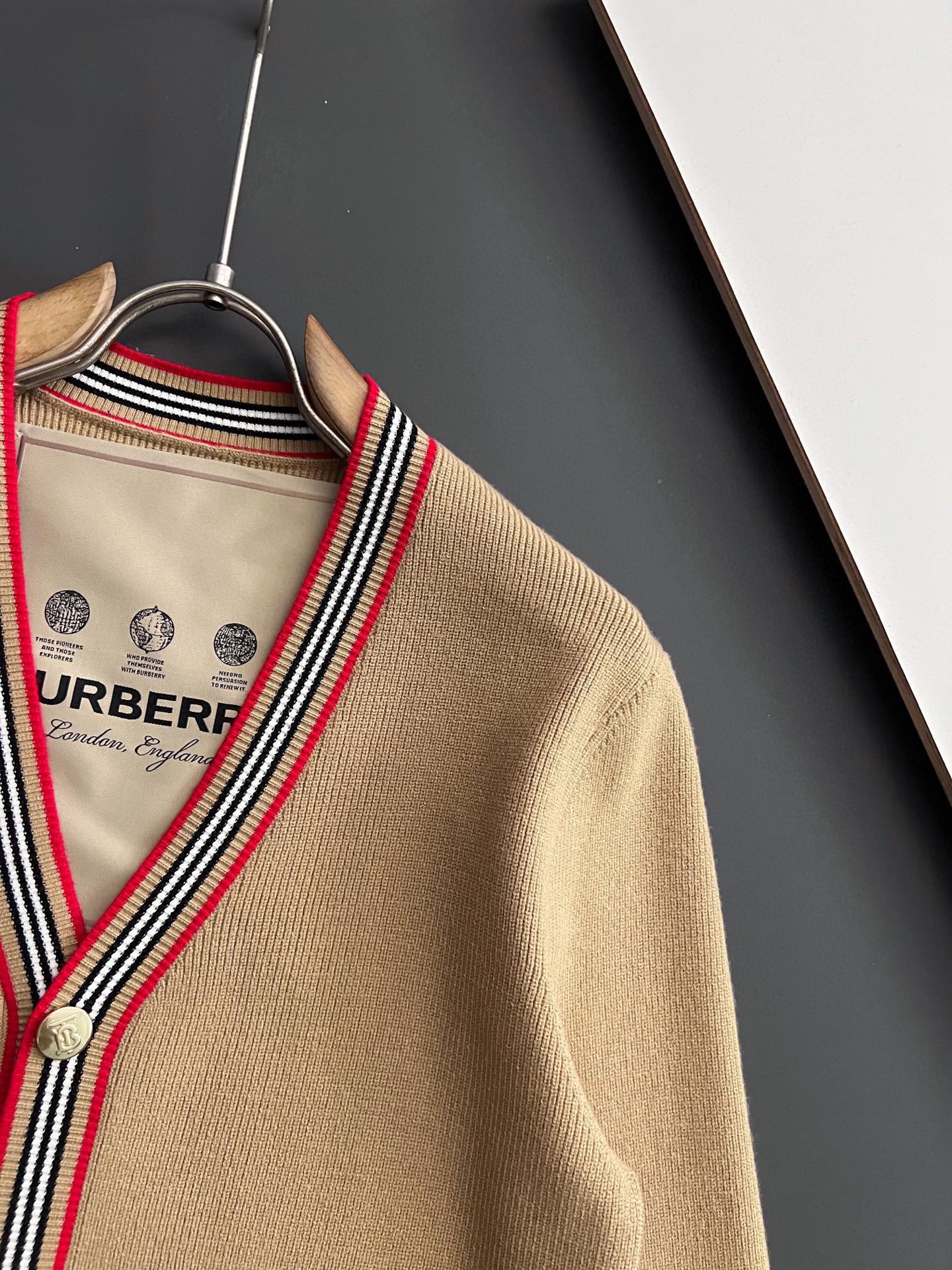 ）Bur！秋冬新款男女同款高克重针织羊毛开衫，配色标识条纹工艺设计！钩织标识条纹修饰，设计经典配色钩织设