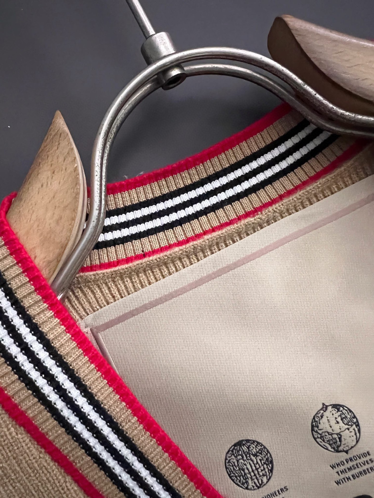 ）Bur！秋冬新款男女同款高克重针织羊毛开衫，配色标识条纹工艺设计！钩织标识条纹修饰，设计经典配色钩织设