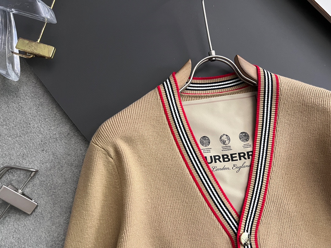 ）Bur！秋冬新款男女同款高克重针织羊毛开衫，配色标识条纹工艺设计！钩织标识条纹修饰，设计经典配色钩织设