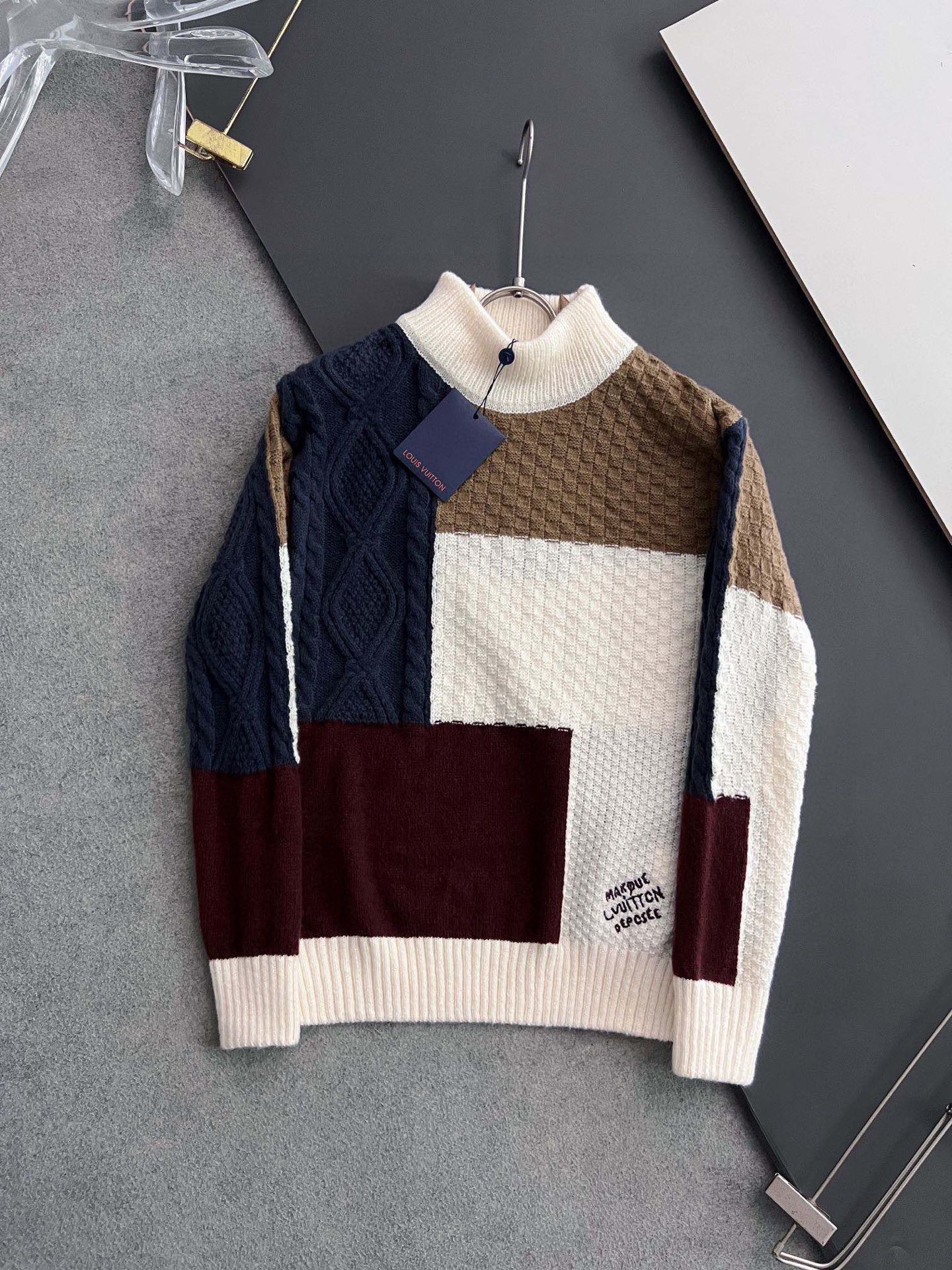 ） 翻单出货1V，秋冬最新款拼色毛衣！高品质意大利进口羊毛，高密度针织，百搭毛衣，Logo标志刺绣！更耐