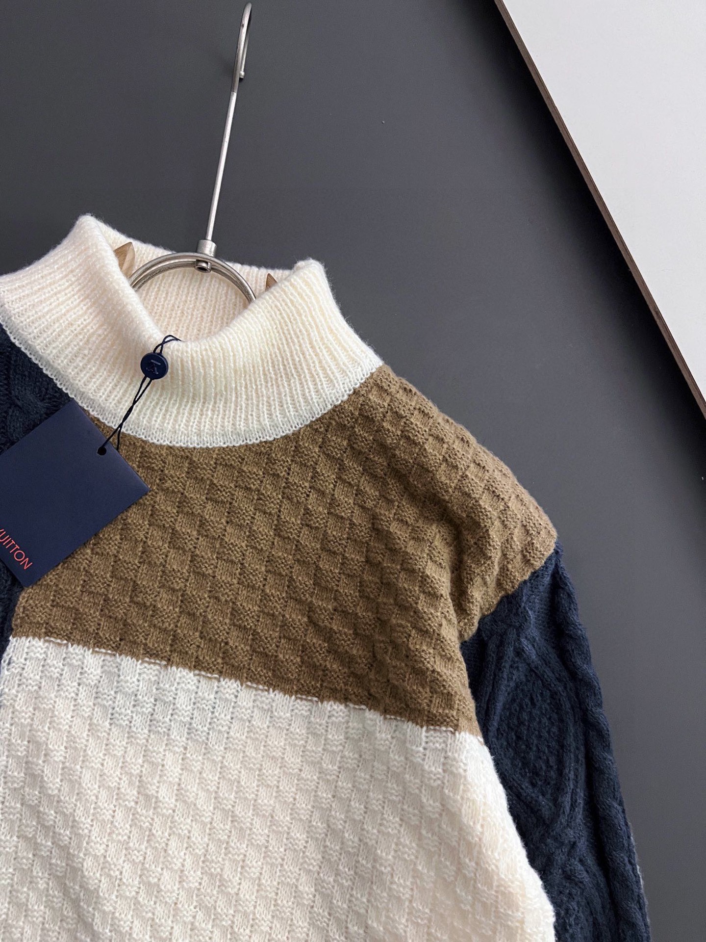 ） 翻单出货1V，秋冬最新款拼色毛衣！高品质意大利进口羊毛，高密度针织，百搭毛衣，Logo标志刺绣！更耐