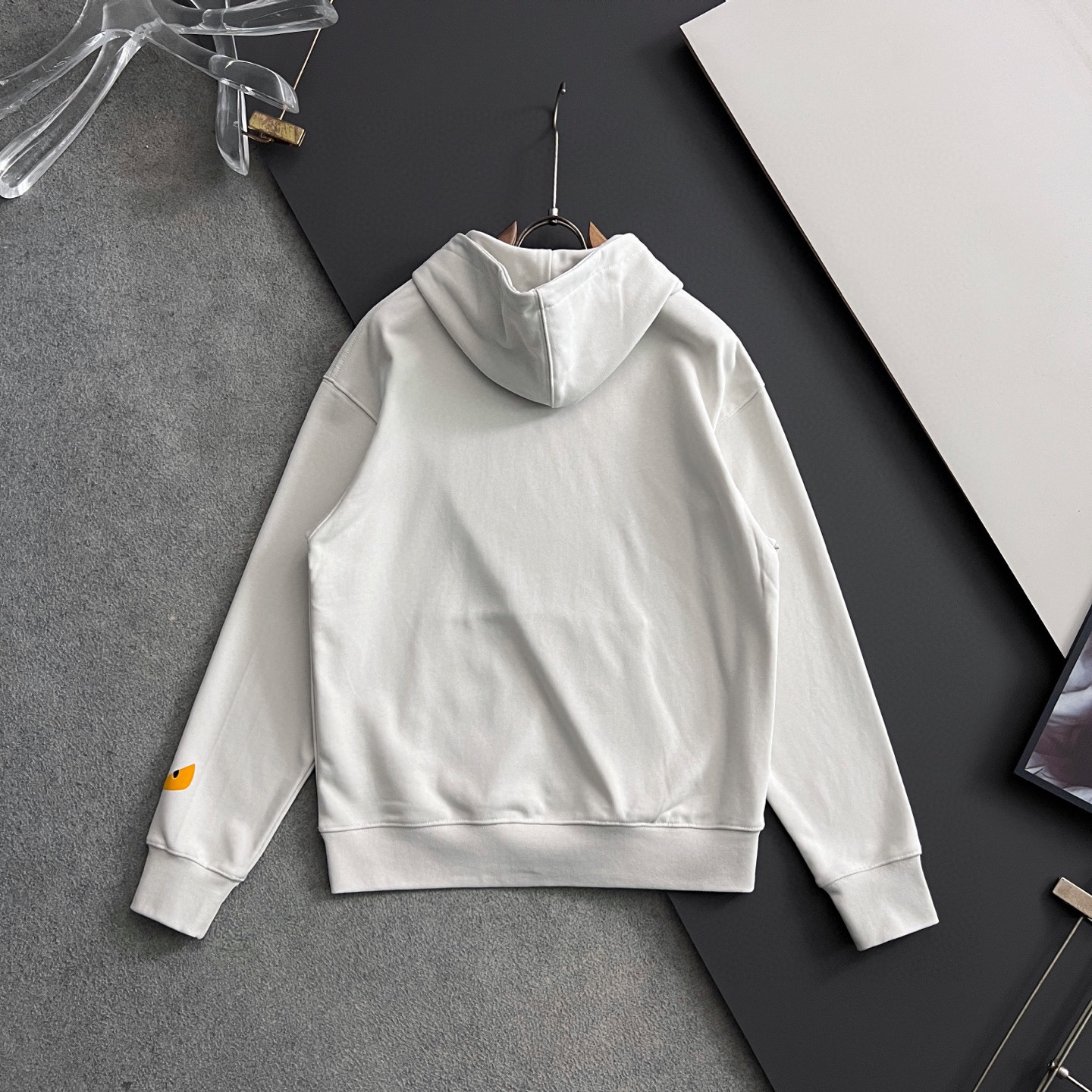 ）白灰色系绝绝子Fend*🌟最高版｜独家 高端定制。 15年专业卫衣，无论是面料上还是版型上都是完美越级