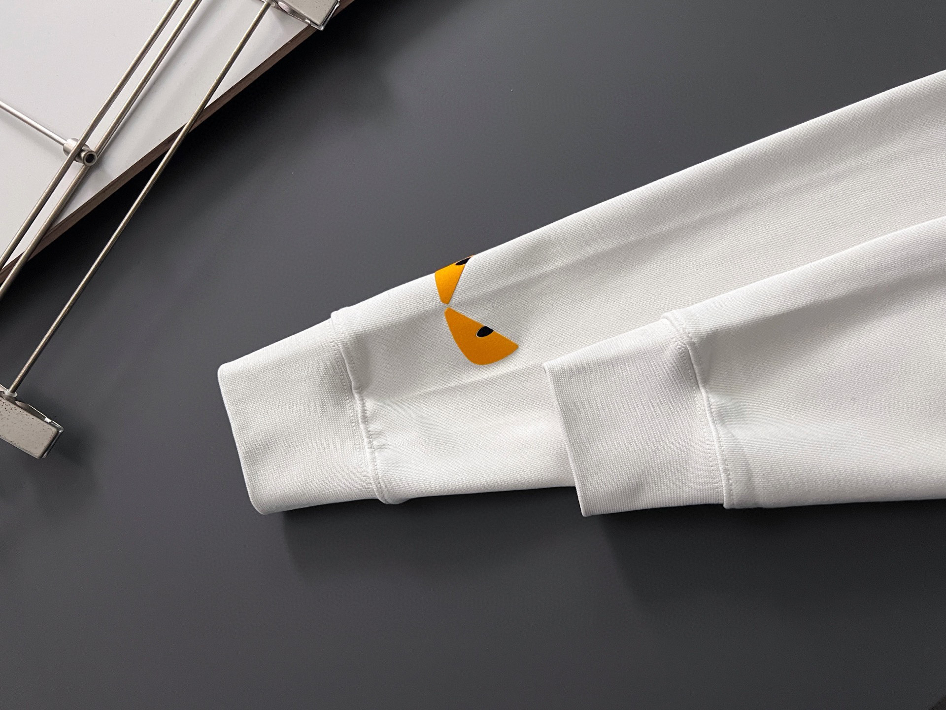 ）白灰色系绝绝子Fend*🌟最高版｜独家 高端定制。 15年专业卫衣，无论是面料上还是版型上都是完美越级