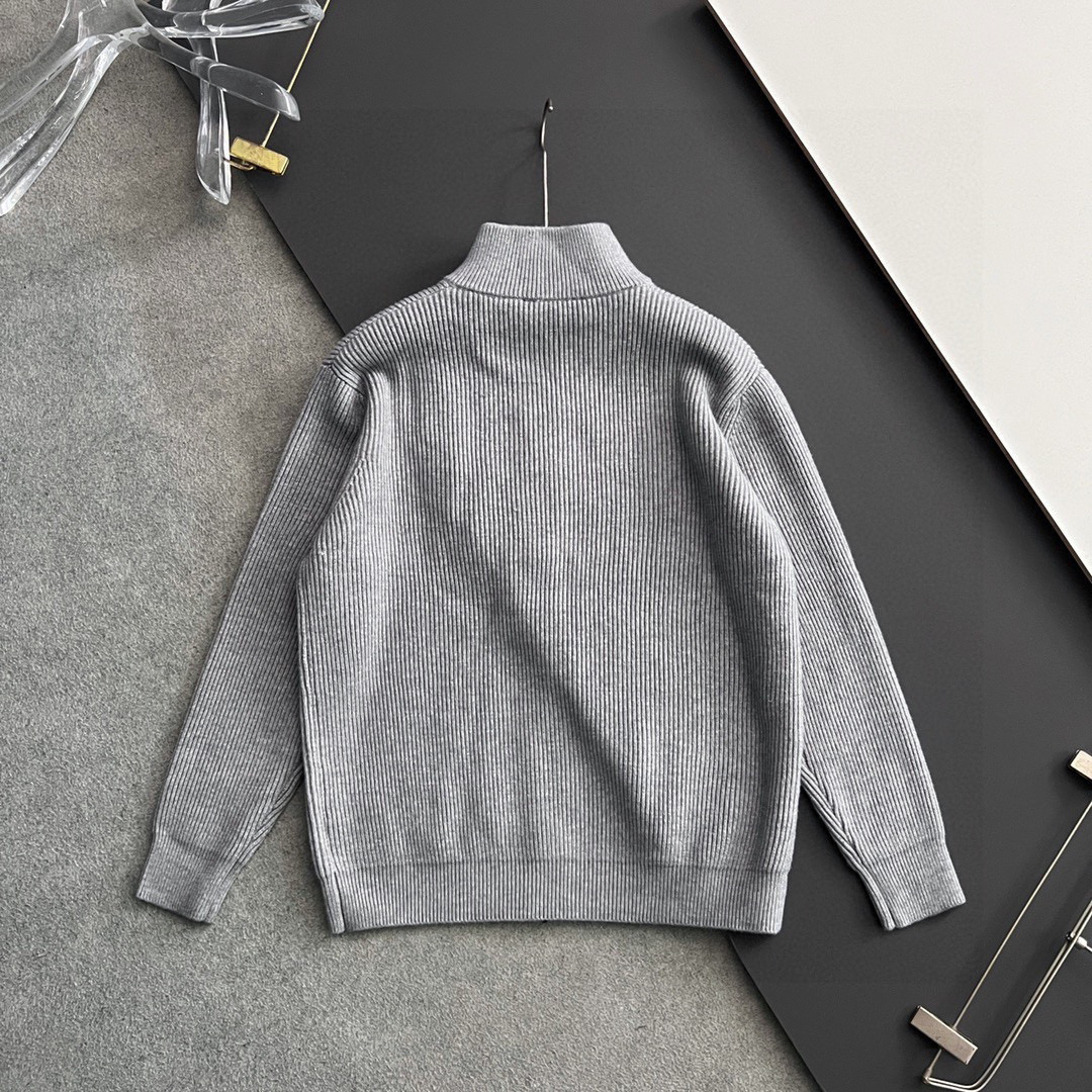 ）始祖🐦🌟，爆款秋冬新款高克重针织羊毛衫，配色标识条纹工艺设计！钩织标识条纹修饰，设计经典配色钩织设计！