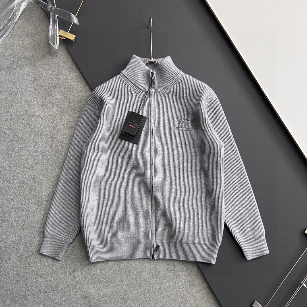 ）始祖🐦🌟，爆款秋冬新款高克重针织羊毛衫，配色标识条纹工艺设计！钩织标识条纹修饰，设计经典配色钩织设计！