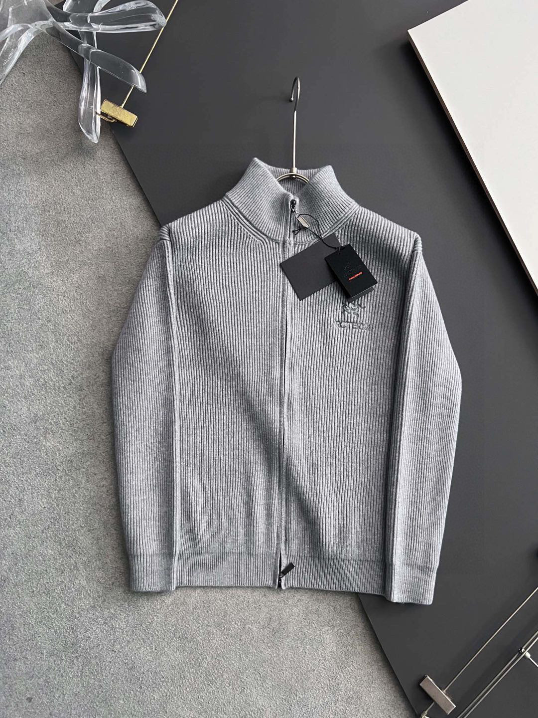 ）始祖🐦🌟，爆款秋冬新款高克重针织羊毛衫，配色标识条纹工艺设计！钩织标识条纹修饰，设计经典配色钩织设计！