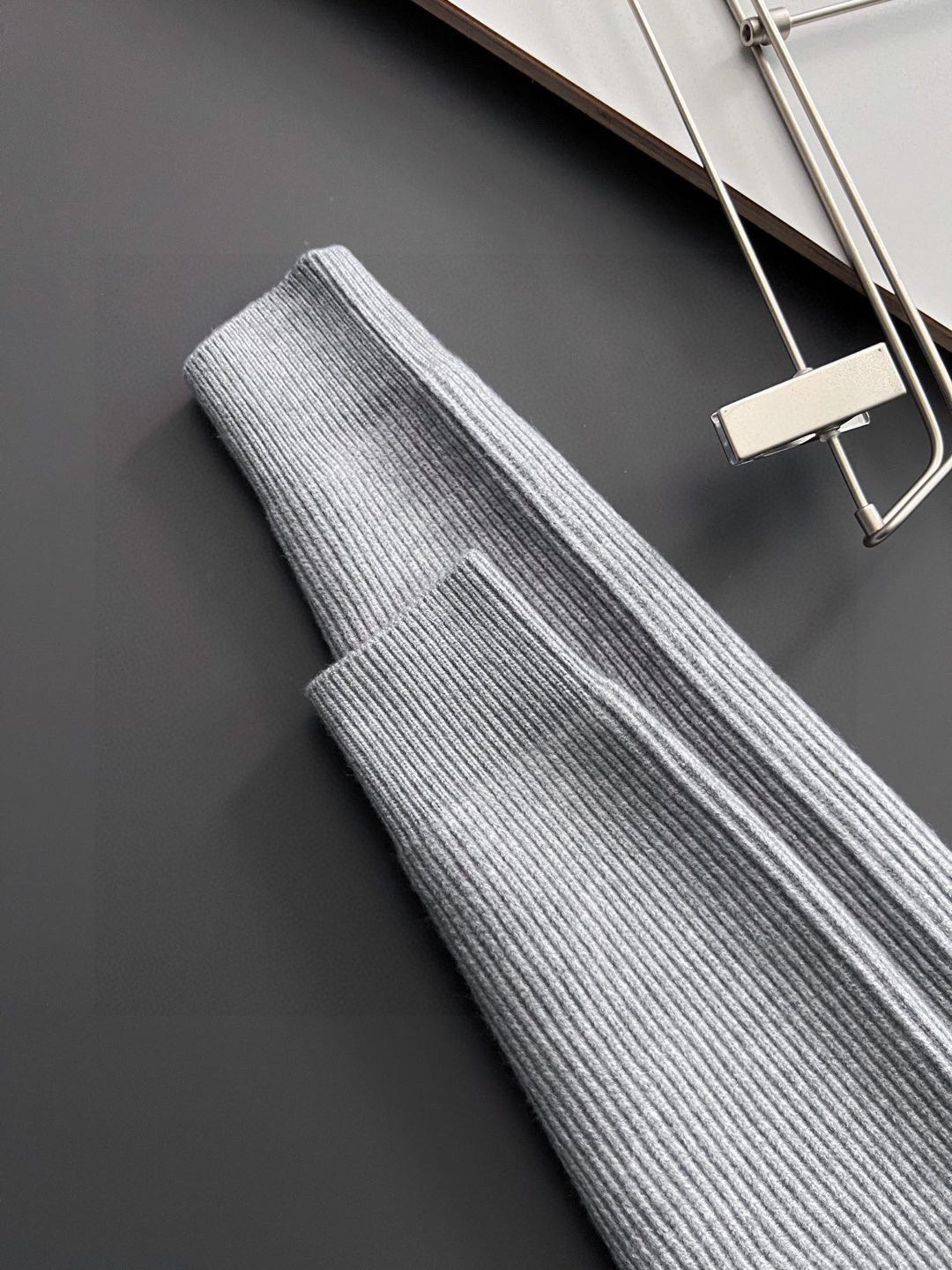 ）始祖🐦🌟，爆款秋冬新款高克重针织羊毛衫，配色标识条纹工艺设计！钩织标识条纹修饰，设计经典配色钩织设计！