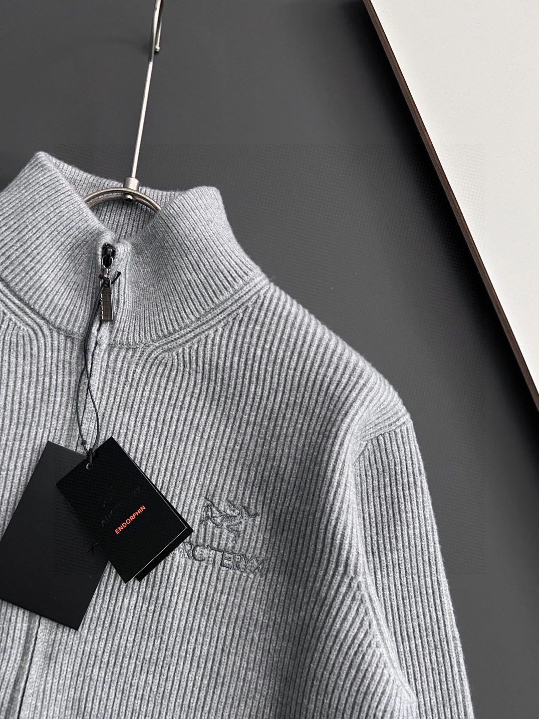 ）始祖🐦🌟，爆款秋冬新款高克重针织羊毛衫，配色标识条纹工艺设计！钩织标识条纹修饰，设计经典配色钩织设计！