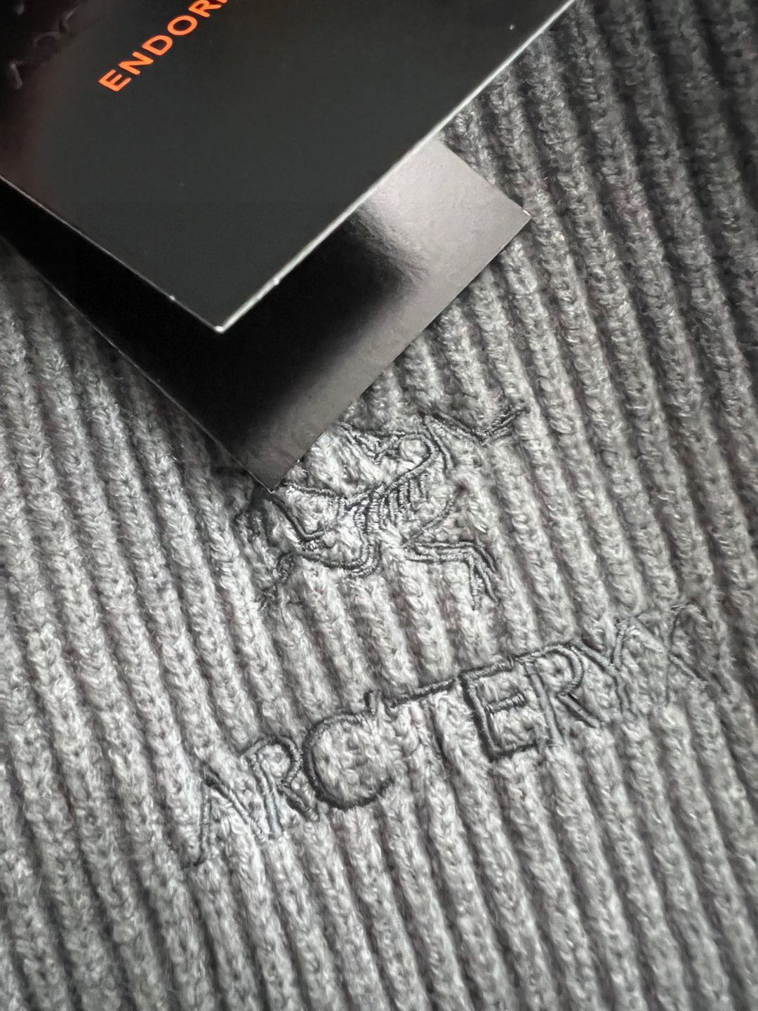 ）始祖🐦🌟，爆款秋冬新款高克重针织羊毛衫，配色标识条纹工艺设计！钩织标识条纹修饰，设计经典配色钩织设计！