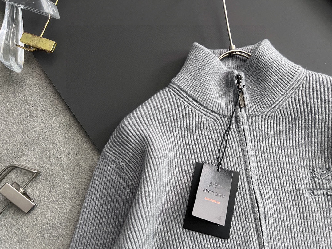 ）始祖🐦🌟，爆款秋冬新款高克重针织羊毛衫，配色标识条纹工艺设计！钩织标识条纹修饰，设计经典配色钩织设计！