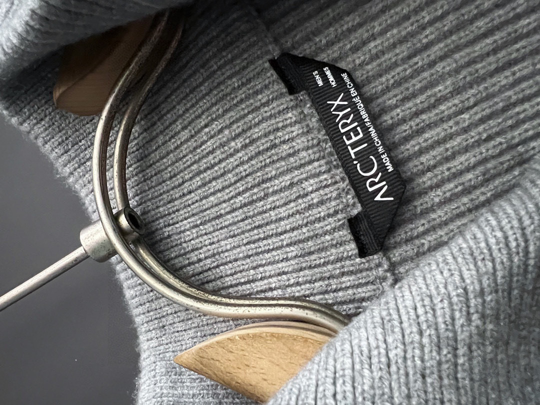 ）始祖🐦🌟，爆款秋冬新款高克重针织羊毛衫，配色标识条纹工艺设计！钩织标识条纹修饰，设计经典配色钩织设计！