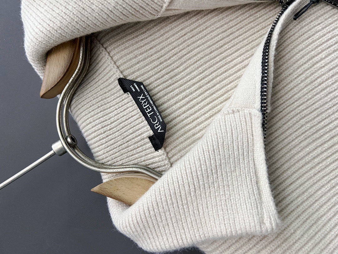 ）始祖🐦🌟，爆款秋冬新款高克重针织羊毛衫，配色标识条纹工艺设计！钩织标识条纹修饰，设计经典配色钩织设计！