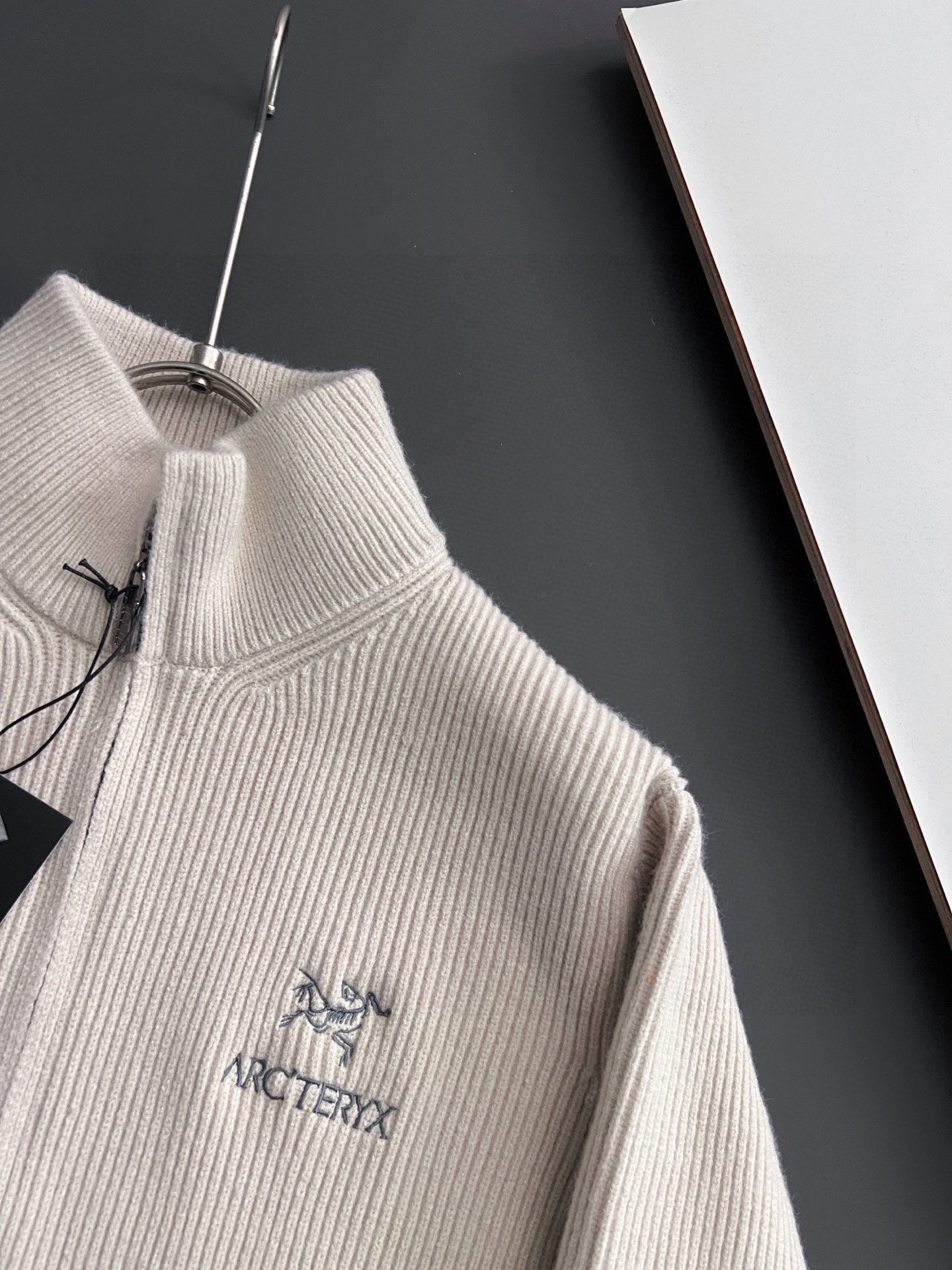 ）始祖🐦🌟，爆款秋冬新款高克重针织羊毛衫，配色标识条纹工艺设计！钩织标识条纹修饰，设计经典配色钩织设计！