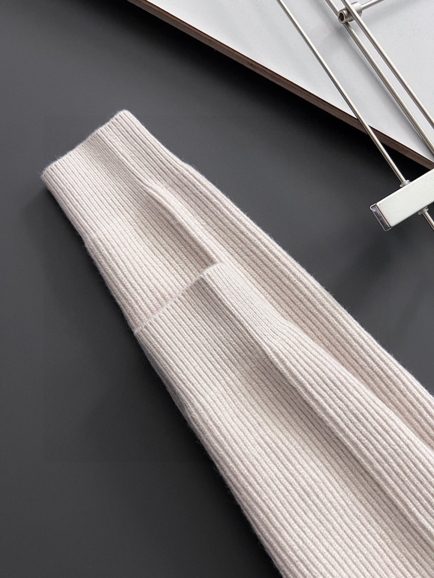 ）始祖🐦🌟，爆款秋冬新款高克重针织羊毛衫，配色标识条纹工艺设计！钩织标识条纹修饰，设计经典配色钩织设计！