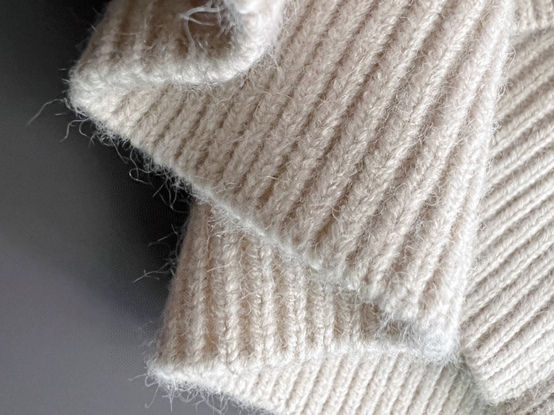 ）始祖🐦🌟，爆款秋冬新款高克重针织羊毛衫，配色标识条纹工艺设计！钩织标识条纹修饰，设计经典配色钩织设计！