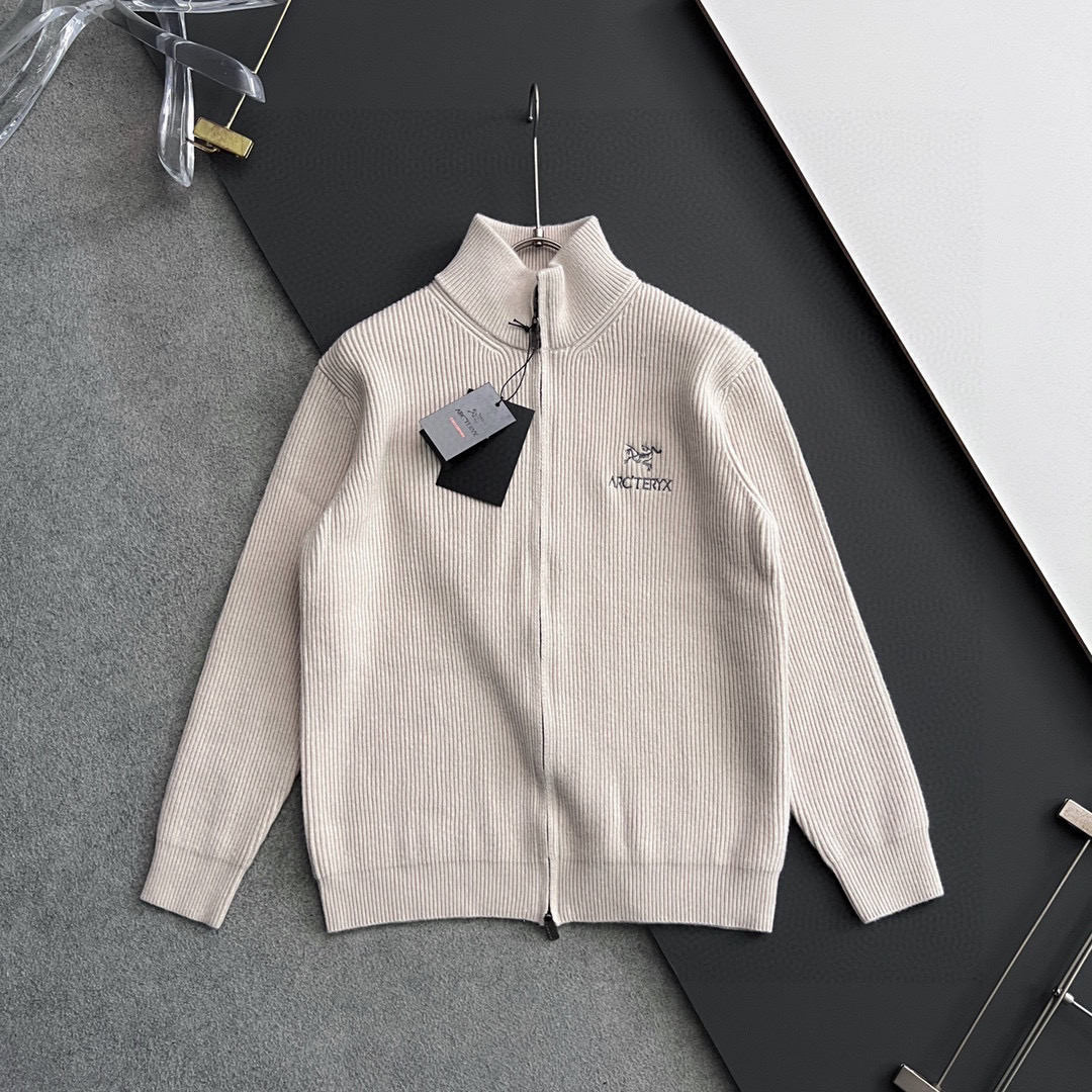 ）始祖🐦🌟，爆款秋冬新款高克重针织羊毛衫，配色标识条纹工艺设计！钩织标识条纹修饰，设计经典配色钩织设计！