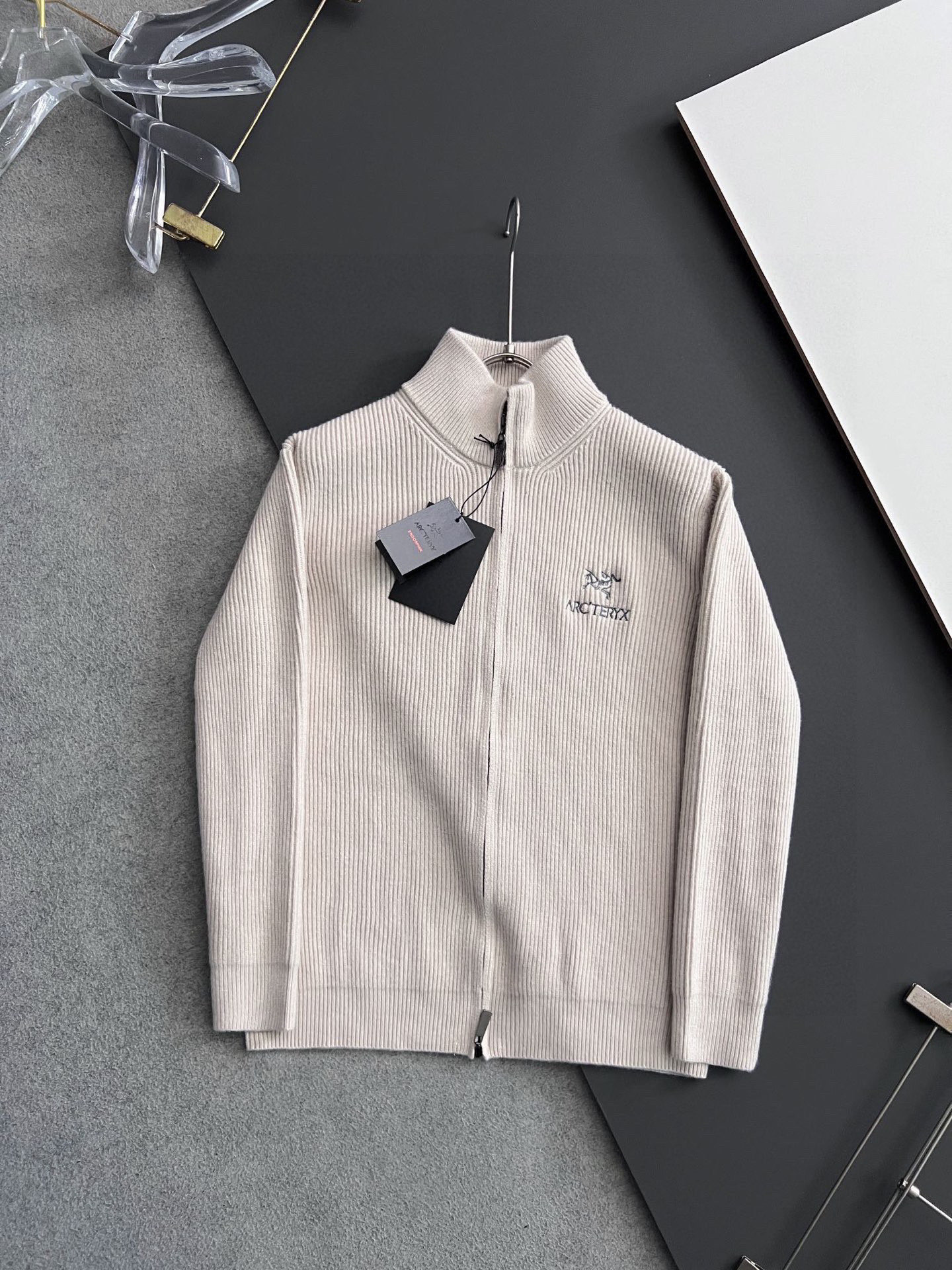 ）始祖🐦🌟，爆款秋冬新款高克重针织羊毛衫，配色标识条纹工艺设计！钩织标识条纹修饰，设计经典配色钩织设计！