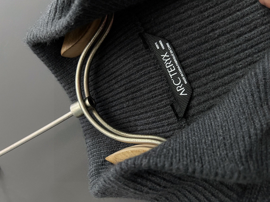 ）始祖🐦🌟，爆款秋冬新款高克重针织羊毛衫，配色标识条纹工艺设计！钩织标识条纹修饰，设计经典配色钩织设计！