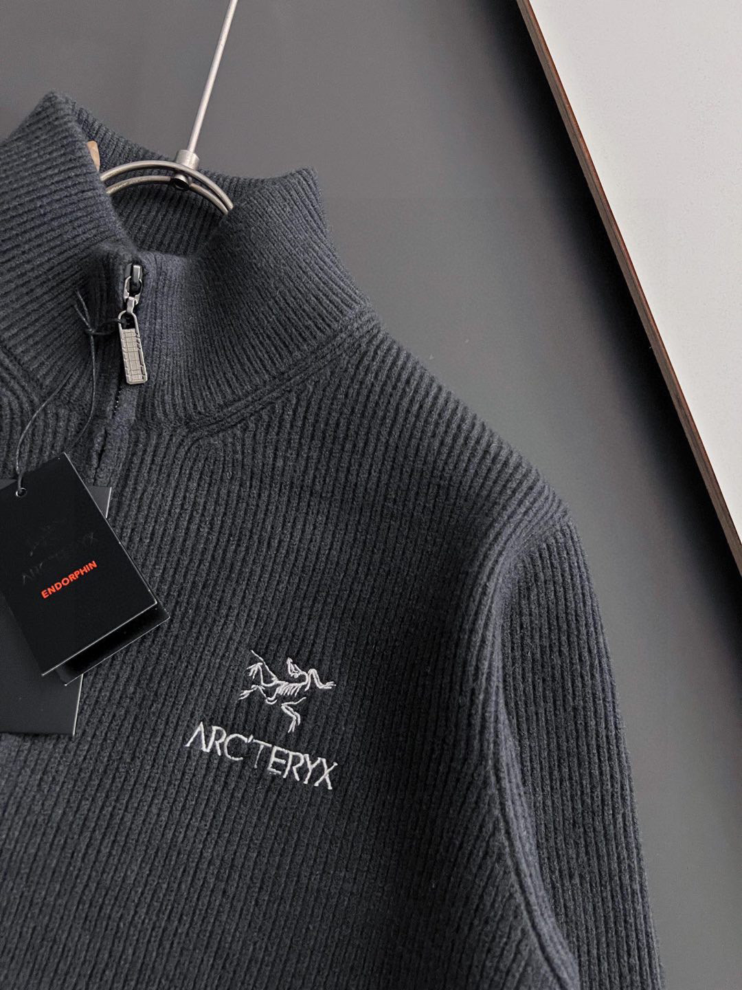 ）始祖🐦🌟，爆款秋冬新款高克重针织羊毛衫，配色标识条纹工艺设计！钩织标识条纹修饰，设计经典配色钩织设计！