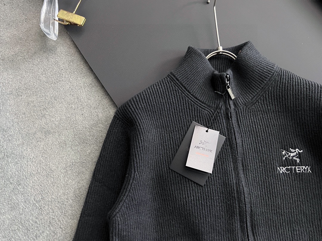 ）始祖🐦🌟，爆款秋冬新款高克重针织羊毛衫，配色标识条纹工艺设计！钩织标识条纹修饰，设计经典配色钩织设计！