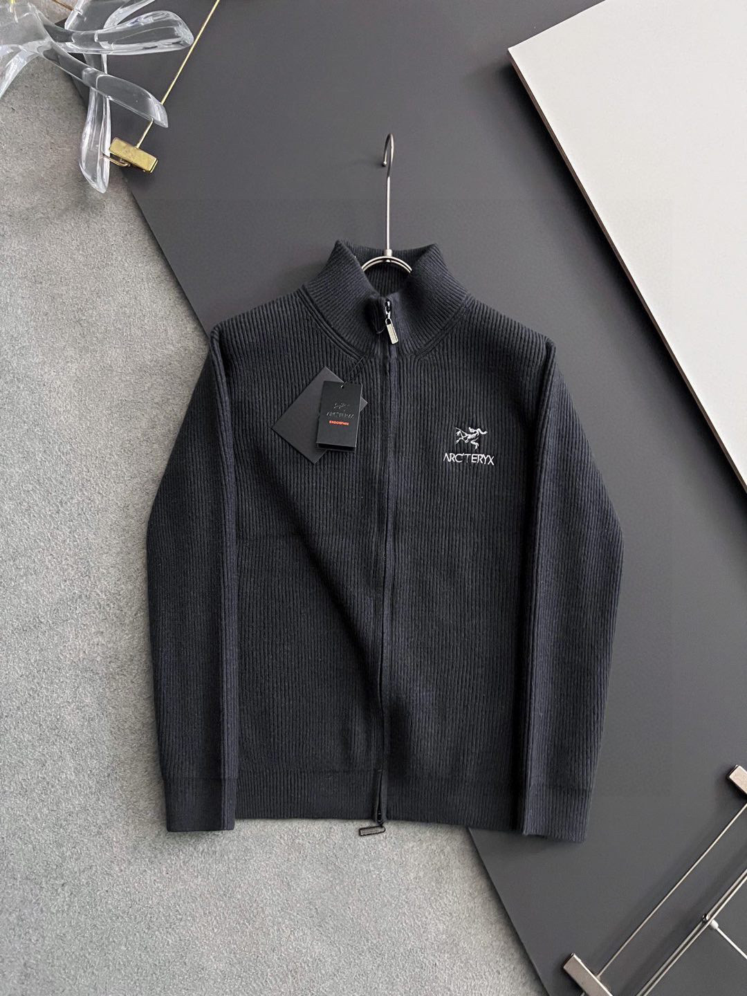 ）始祖🐦🌟，爆款秋冬新款高克重针织羊毛衫，配色标识条纹工艺设计！钩织标识条纹修饰，设计经典配色钩织设计！