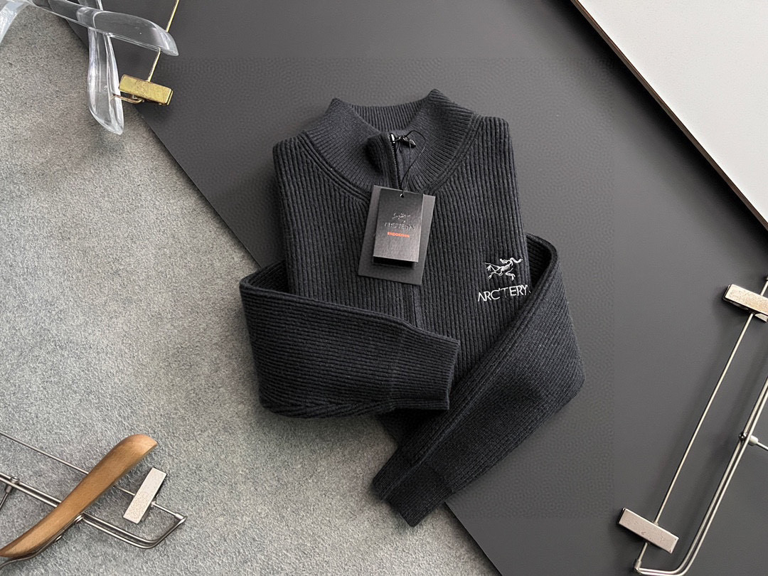 ）始祖🐦🌟，爆款秋冬新款高克重针织羊毛衫，配色标识条纹工艺设计！钩织标识条纹修饰，设计经典配色钩织设计！