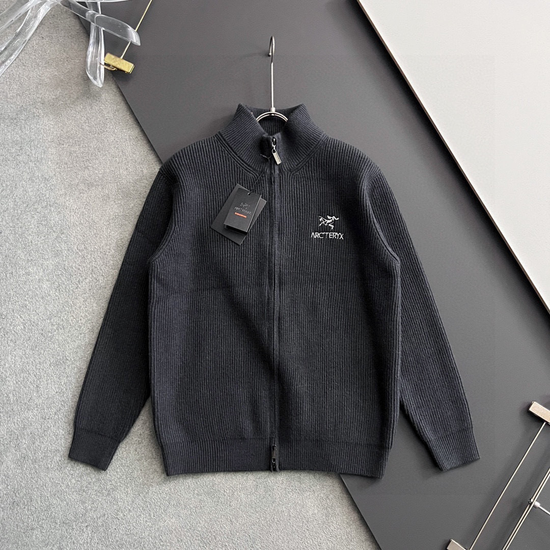 ）始祖🐦🌟，爆款秋冬新款高克重针织羊毛衫，配色标识条纹工艺设计！钩织标识条纹修饰，设计经典配色钩织设计！