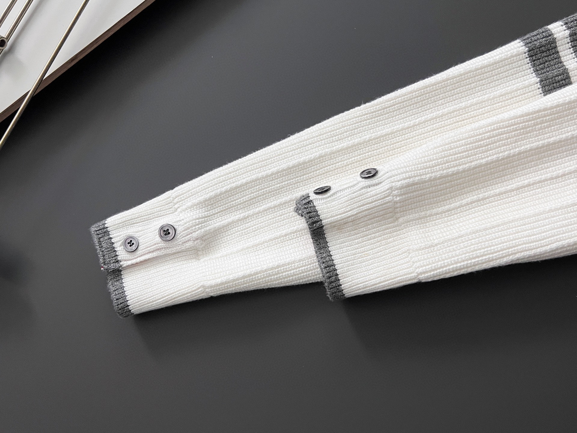 ）TB*最新爆款、25ss最新款秋冬时尚毛衣7针织线、最顶级版黑色华夫格提针织log0纯色专柜款针织线衫