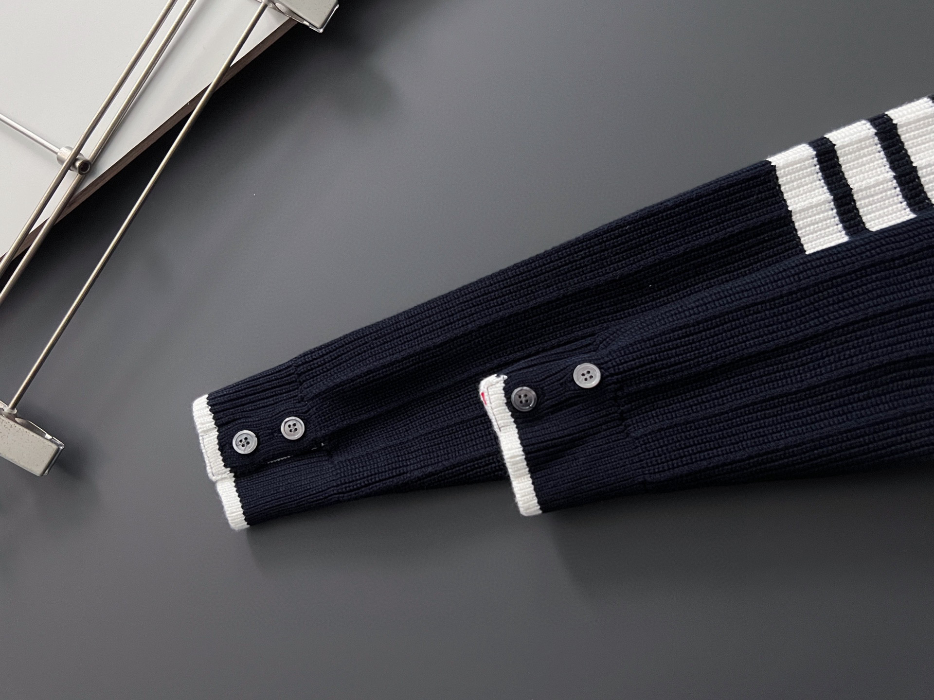 ）TB*最新爆款、25ss最新款秋冬时尚毛衣7针织线、最顶级版黑色华夫格提针织log0纯色专柜款针织线衫